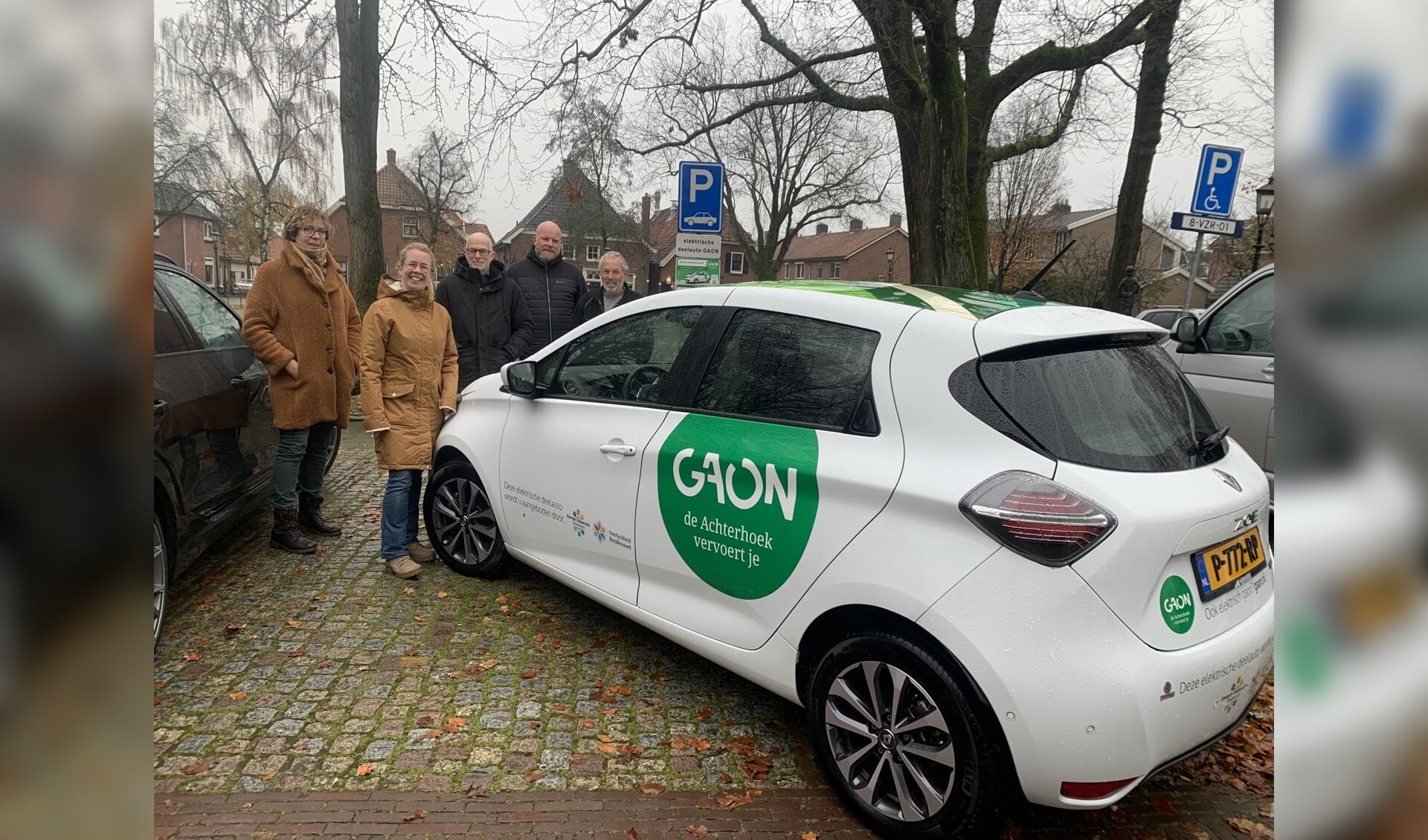 Gebruikers en vrijwilligers bij de leenauto, vlnr: Jolanda te Winke, Elke Poppe, Bert Weevers, Jochem Meulenbeek en Han Smeets. Achter hen de laadpaal. Foto: Jos Wessels