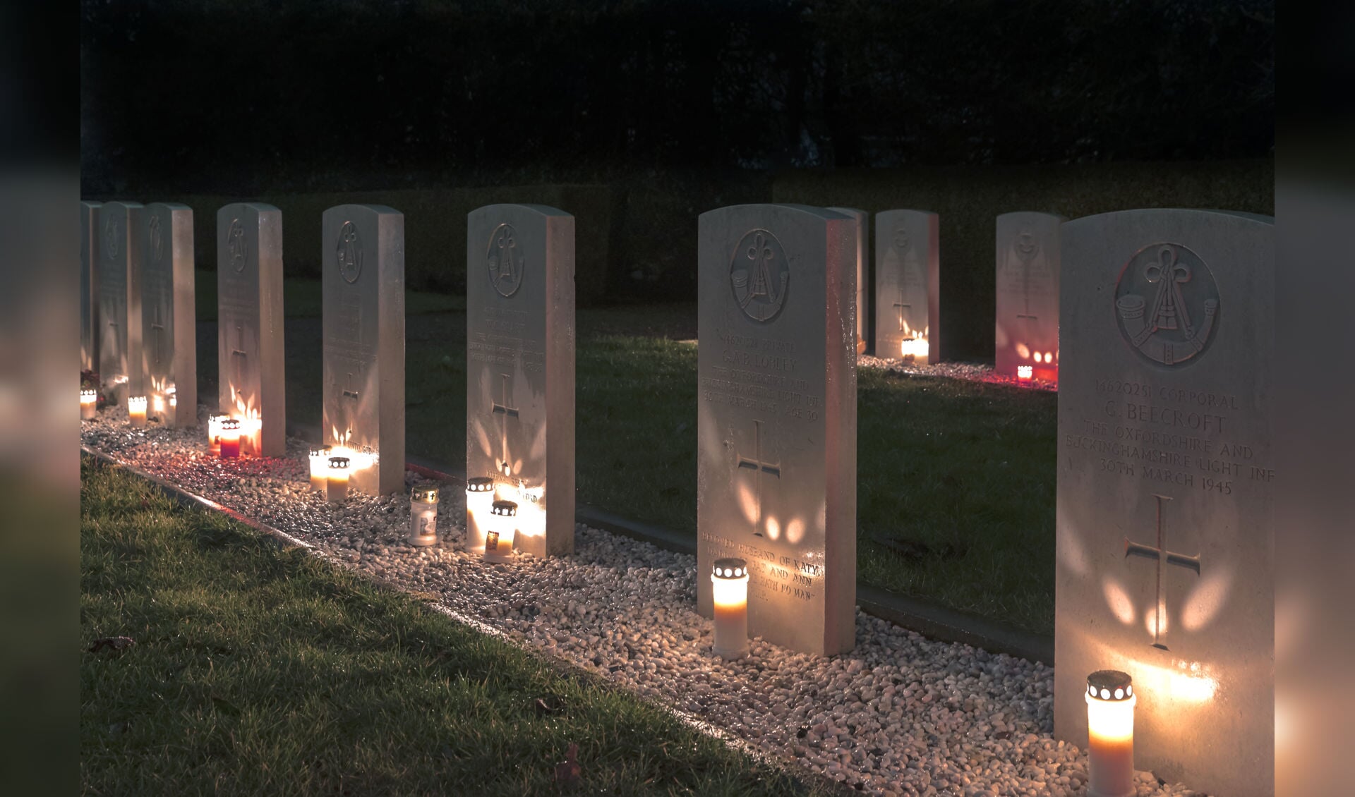 Op kerstnacht branden er kaarsen bij de oorlogsgraven. Foto: Willem van den Berg