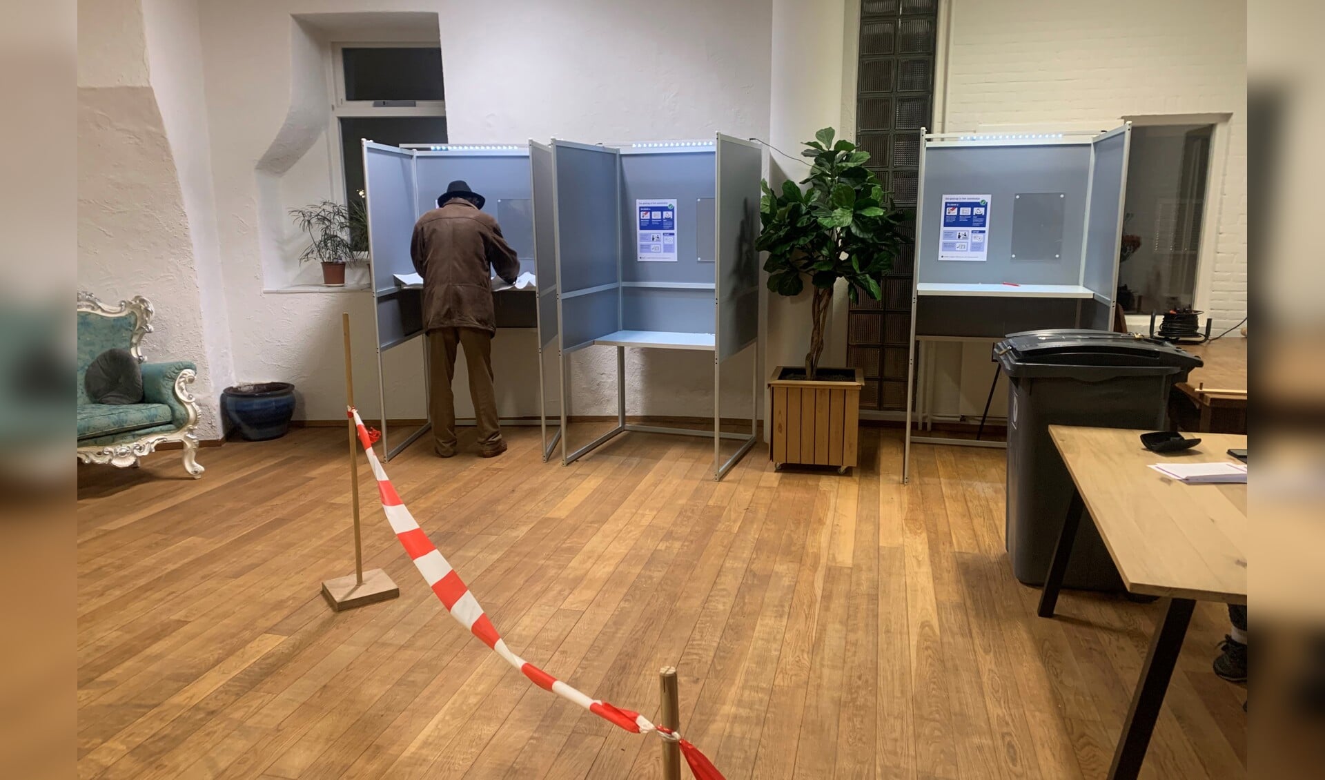 Deze foto werd gemaakt in het stemlokaal van verzorgingscentrum Sint-Elisabeth in Zutphen. De allerlaatste kiezer. Hierna begon het tellen van de stemmen. Foto: Sander Grootendorst