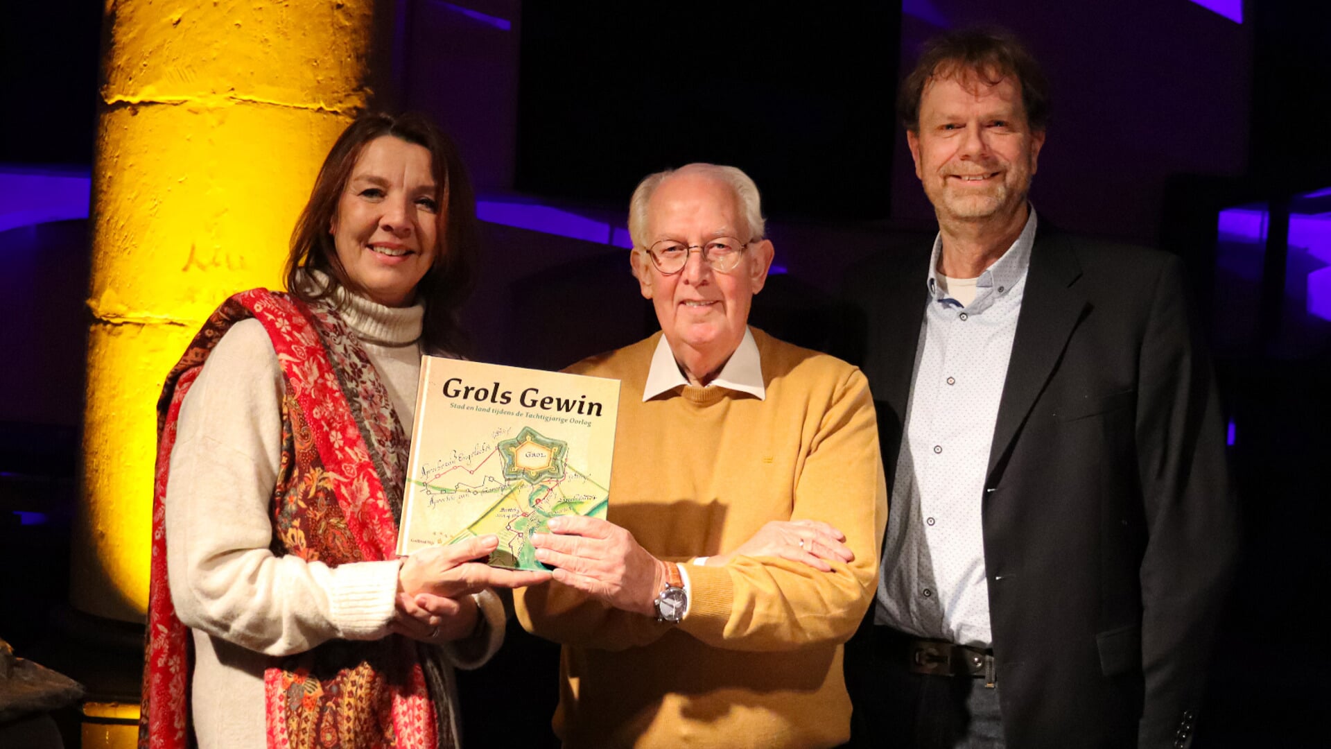 Vlnr: Museumdirecteur Daphne Maas, voorzitter Stadsmuseum Jeroen Tank en schrijver Godfried Nijs bij de presentatie van 'Grols Gewin'. Foto: Tom Nijs