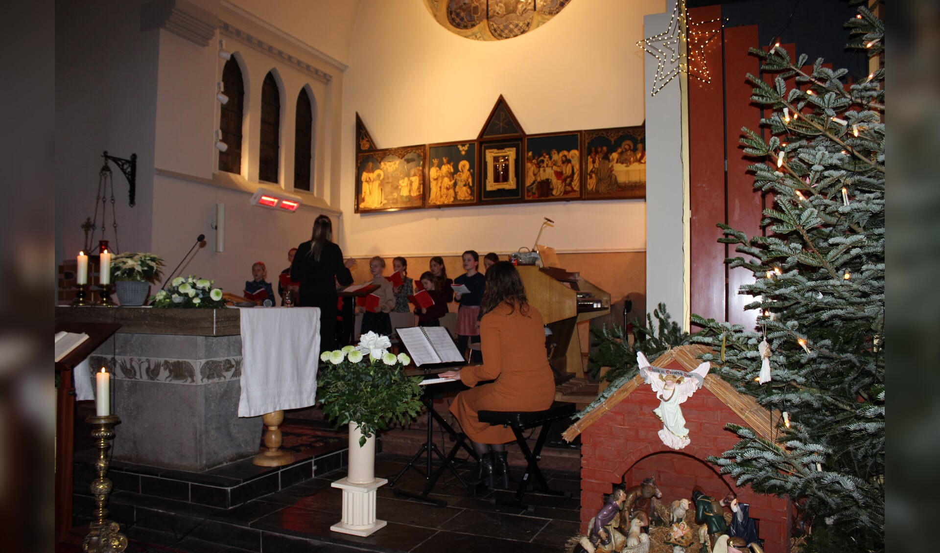 Kinderkoor Sing a Song treedt op bij de gezinsviering in de H. Willibrordkerk in Ruurlo. Foto: PR