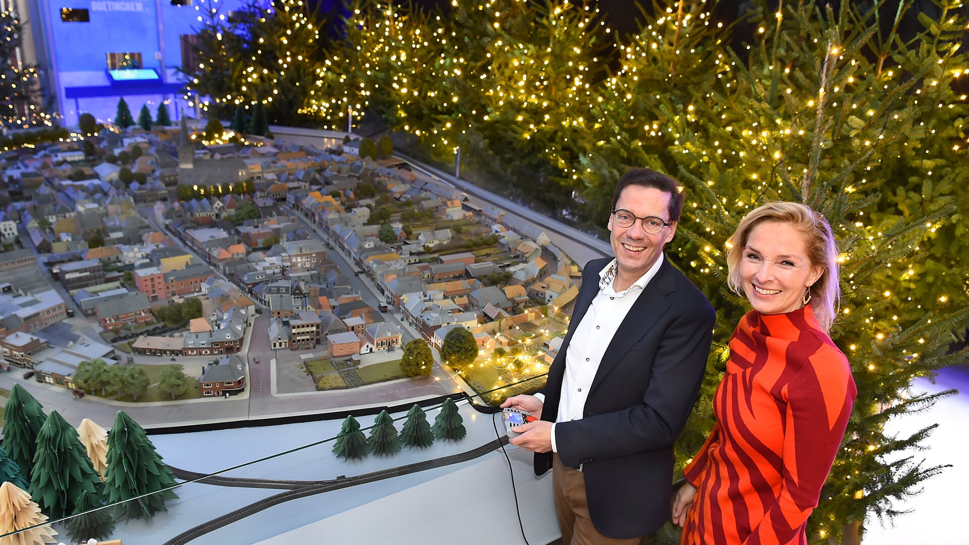 Wethouder Henk Bulten en Esther Ruesen, directeur Stadsmuseum Doetinchem. Foto: Roel Kleinpenning