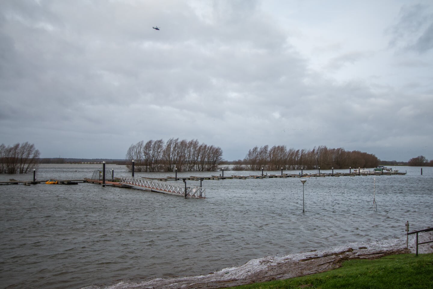 Het water in de IJssel bij het IJsselstrand in Doesburg bij Achter-Drempt is hoog. Een helikopter draait er rondjes boven, waarschijnlijk controle. Foto: Liesbeth Spaansen