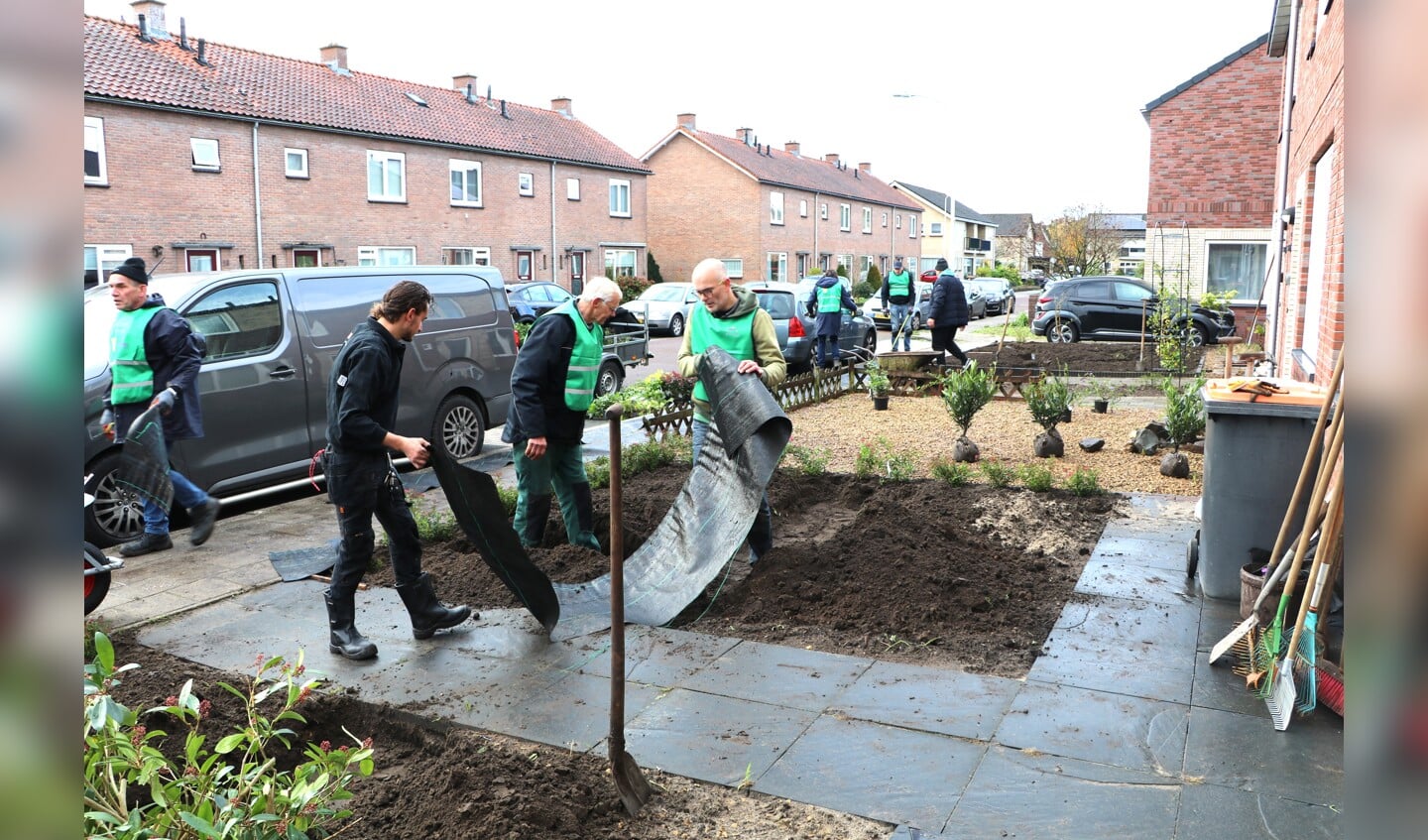 Vrijwilligers knappen tuinen op aan de Hanekamp in Vorden. Foto: Present