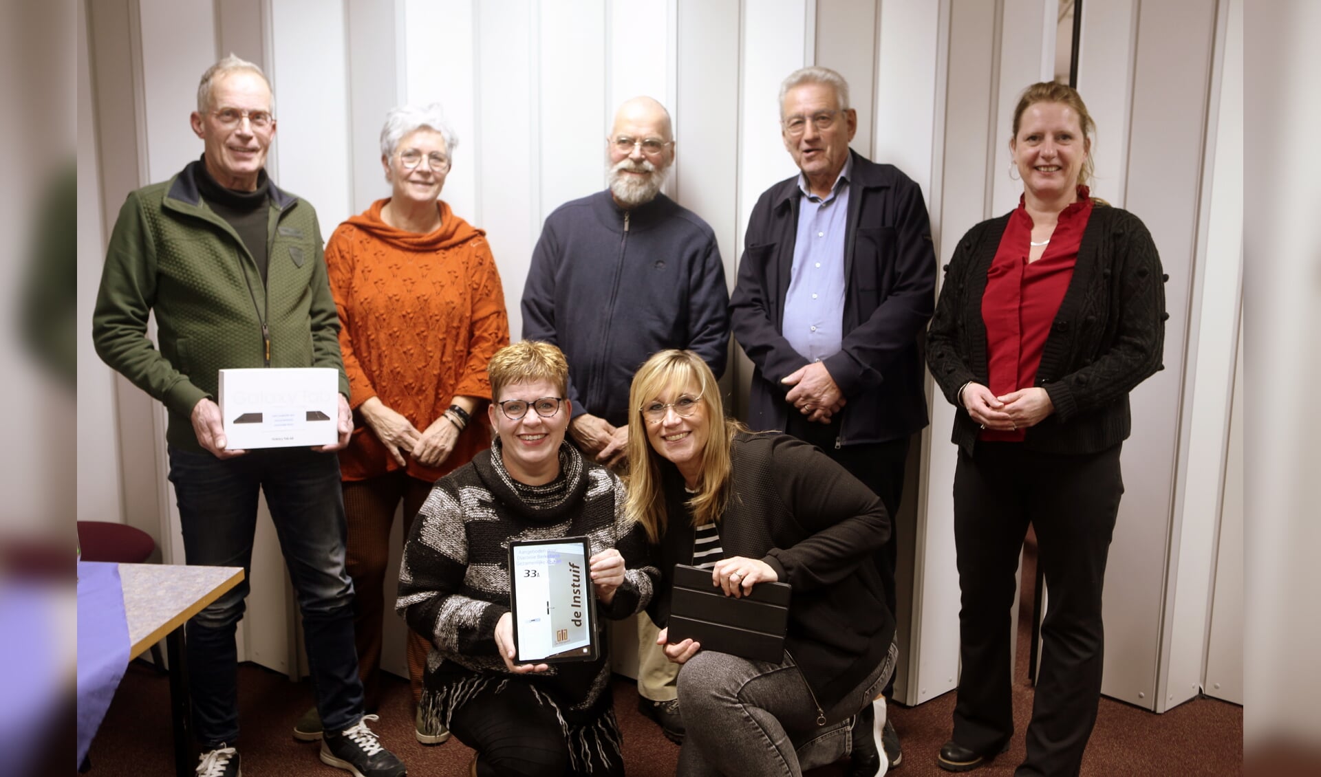 De circa 30 vrijwilligers hebben door de gift van de Diaconie tablets voor het taalonderwijs aan niet-Nederlandstalige inwoners van Berkelland. Foto: Jaime Lebbink