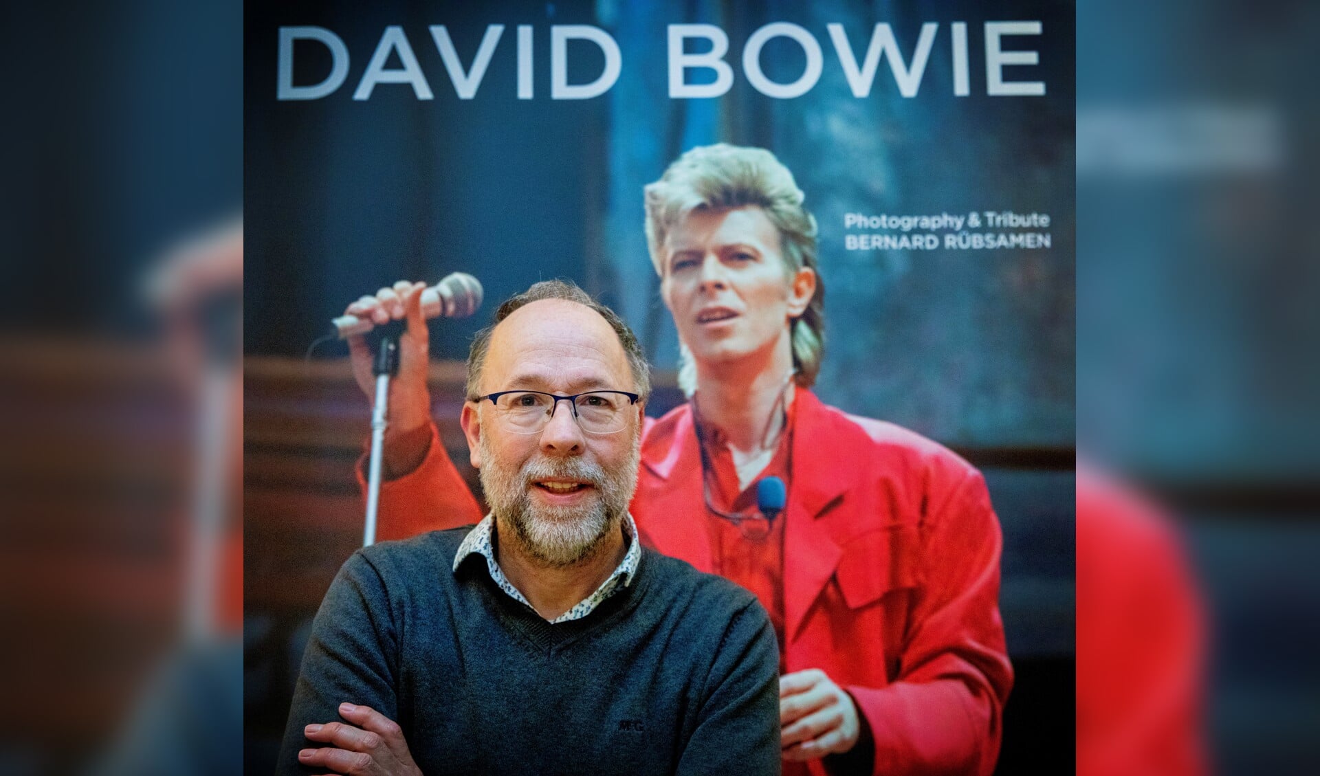 Bernard Rübsamen met op de achtergrond een foto van David Bowie. Foto: Carla Koehorst