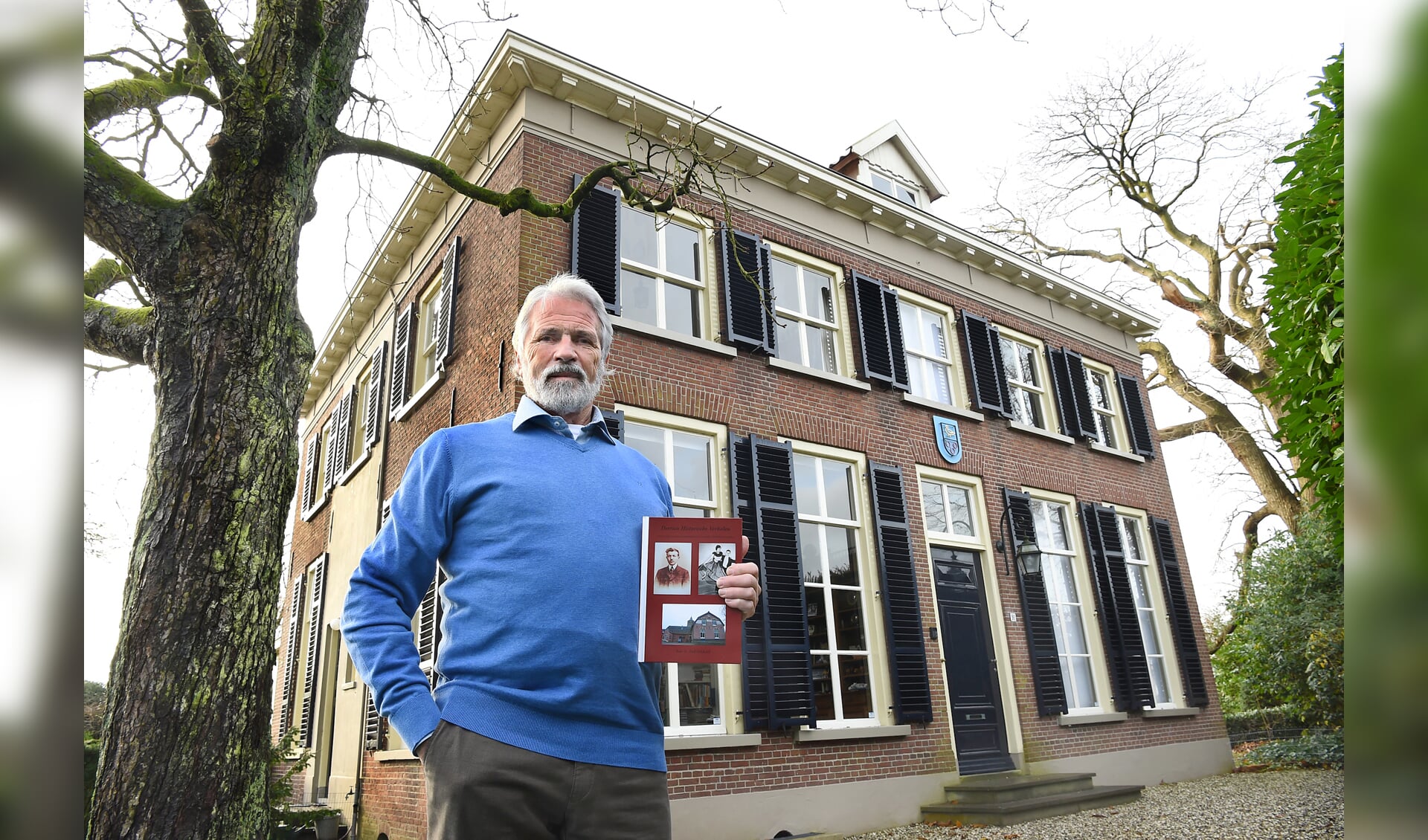 Rob de Redelijkheid voor de voormalige burgemeesterswoning in Gendringen. Foto: Roel Kleinpenning