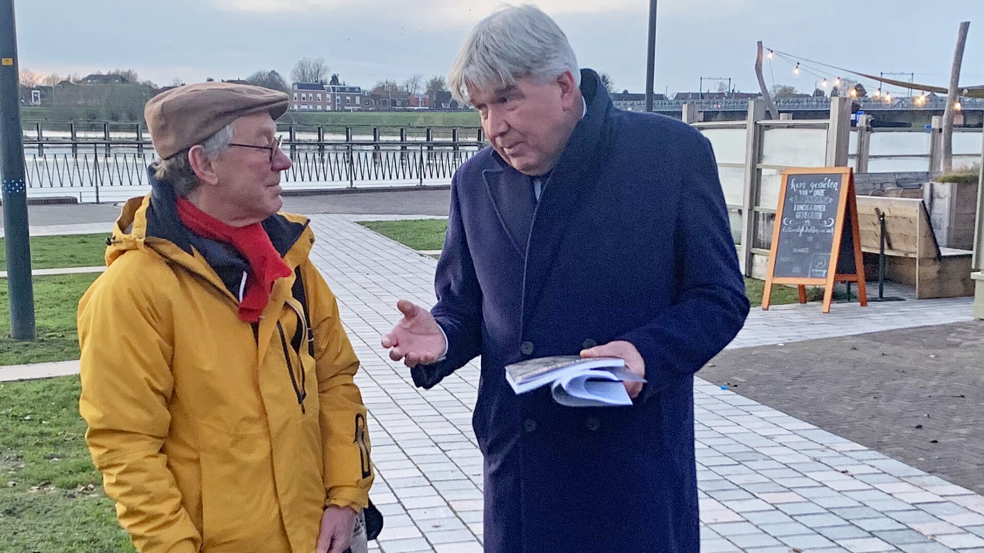Burgemeester Wimar Jaeger (rechts) op de IJsselkade in gesprek met Menno Tamminga, auteur van het boek over de illegale pers in Zutphen tijdens WO II. Foto: Sander Grootendorst