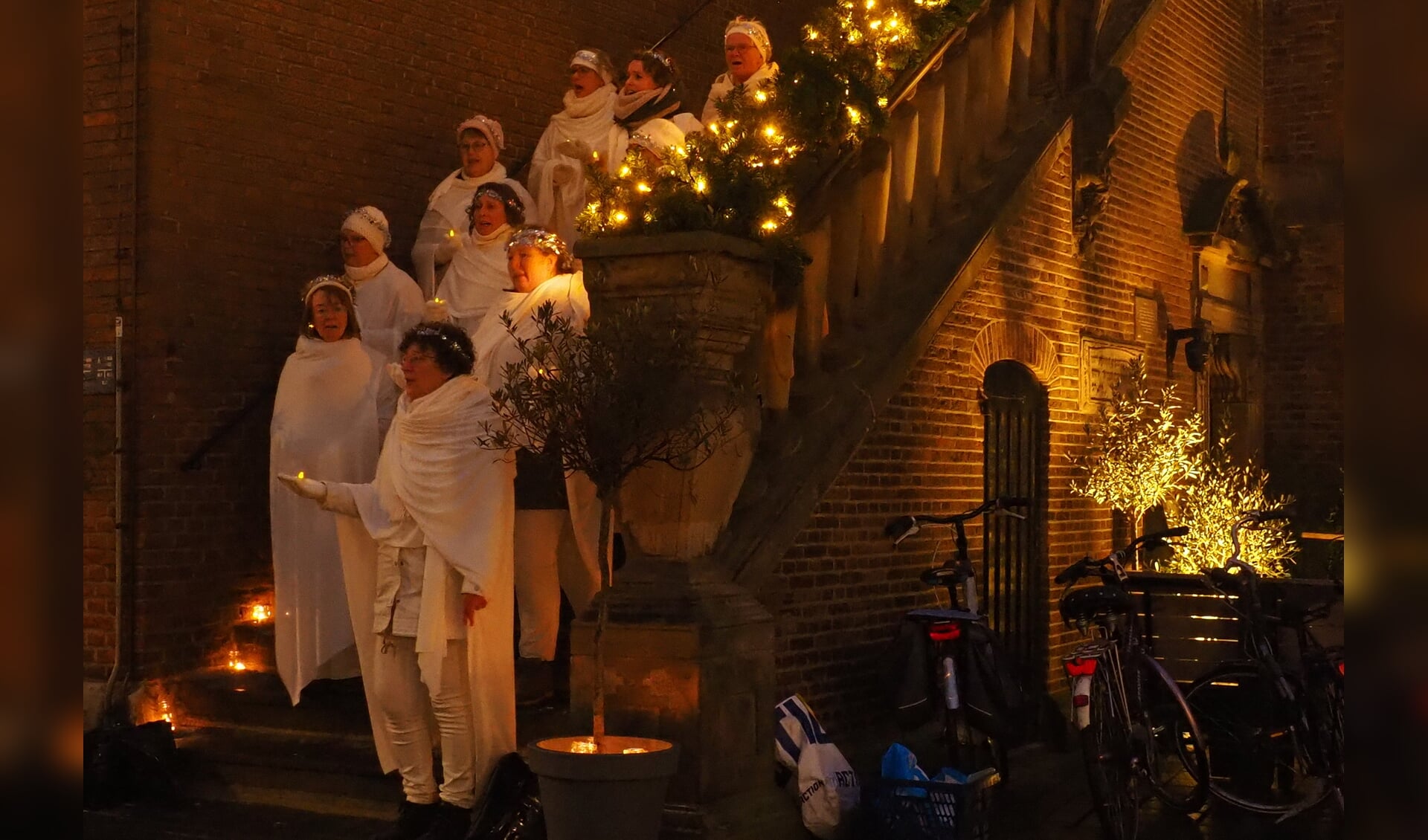 Engelenkoor op de trappen van de Wijnhuistoren gevormd door het interkerkelijk vrouwenkoor Kwadrant. Foto: PR
