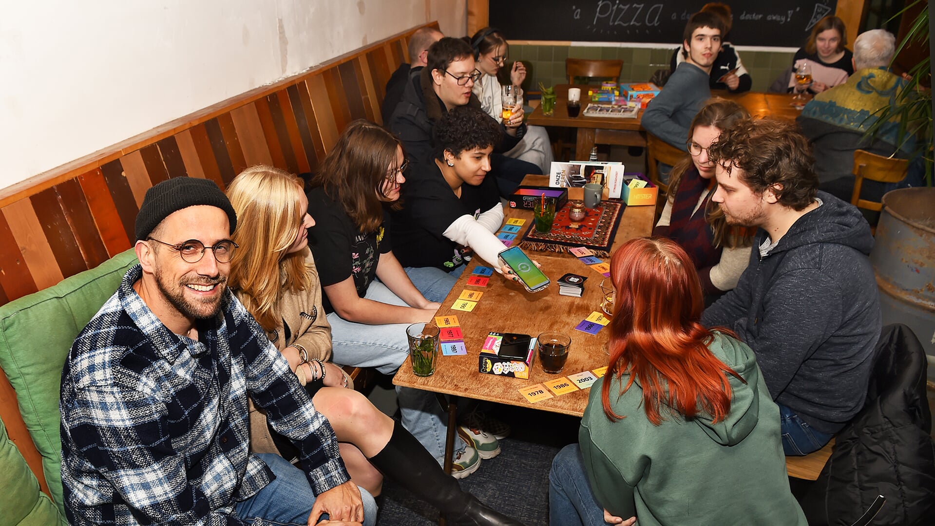 Stef Woestenenk bij het eerste jongerencafé in Streeckgenoot. Foto: Roel Kleinpenning