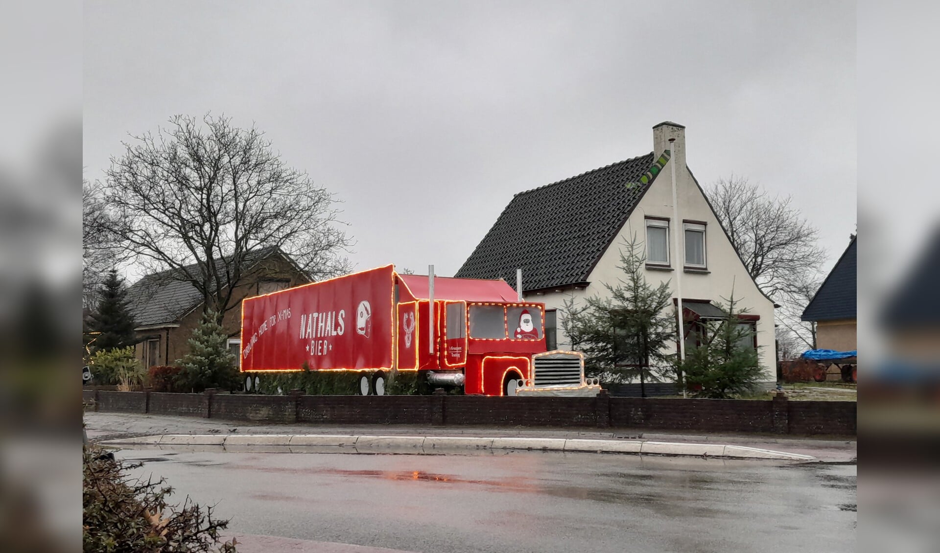 De rode truck is een onderdeel van de door Buurtvereniging het Kruuspunt in Toldijk uitgezette lichtjesroute. Foto: Jan Bijvank
