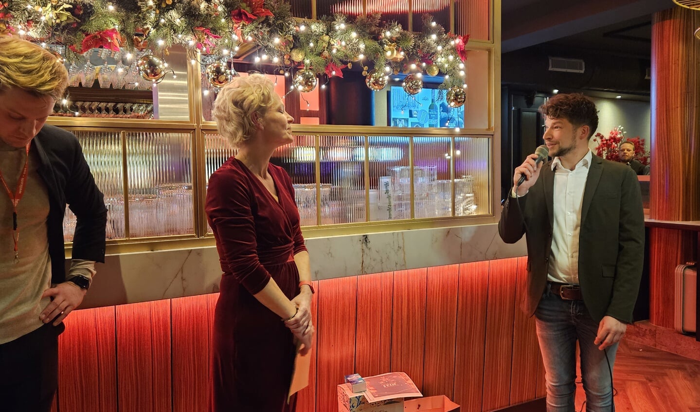 Ramón Heijnst dankt Ilse Schutte voor fijne samenwerking bij Markt 5