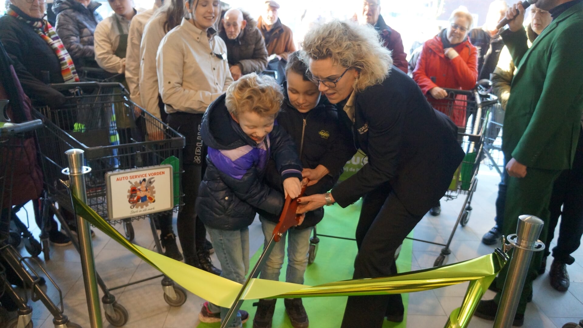 Monique van der Voort en de kinderen Bernard en Willem Jan knippen het groene lint door. Foto: Richard Stegers