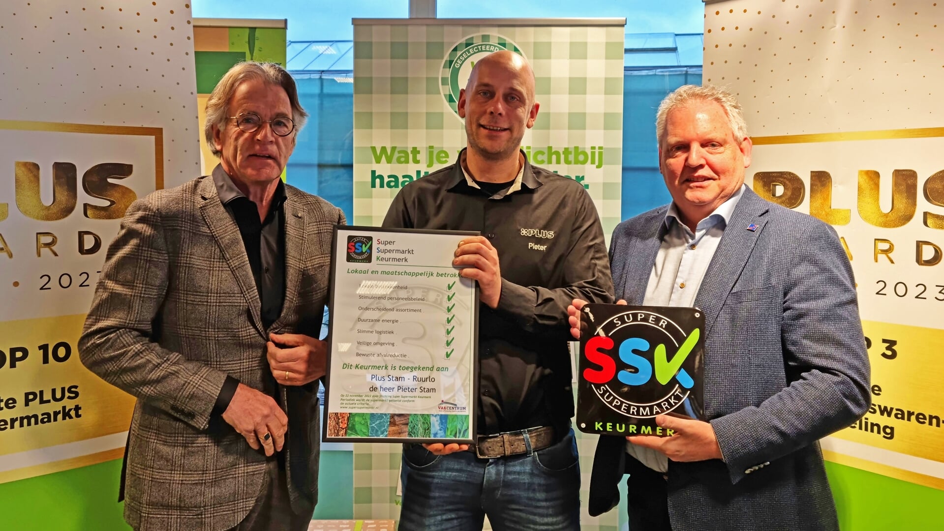 Plus Stam ondernemer Pieter Stam ontvangt het SSK certificaat, geflankeerd door voorzitter vakcentrale Harrie ten Have en wethouder Hans van der Noordt. Foto: Rob Weeber