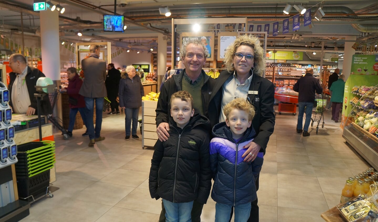 John en Monique van der Voort met zonen Willem Jan en Bernard voor het versplein in de nieuwe PLUS Van der Voort. Foto: Richard Stegers
