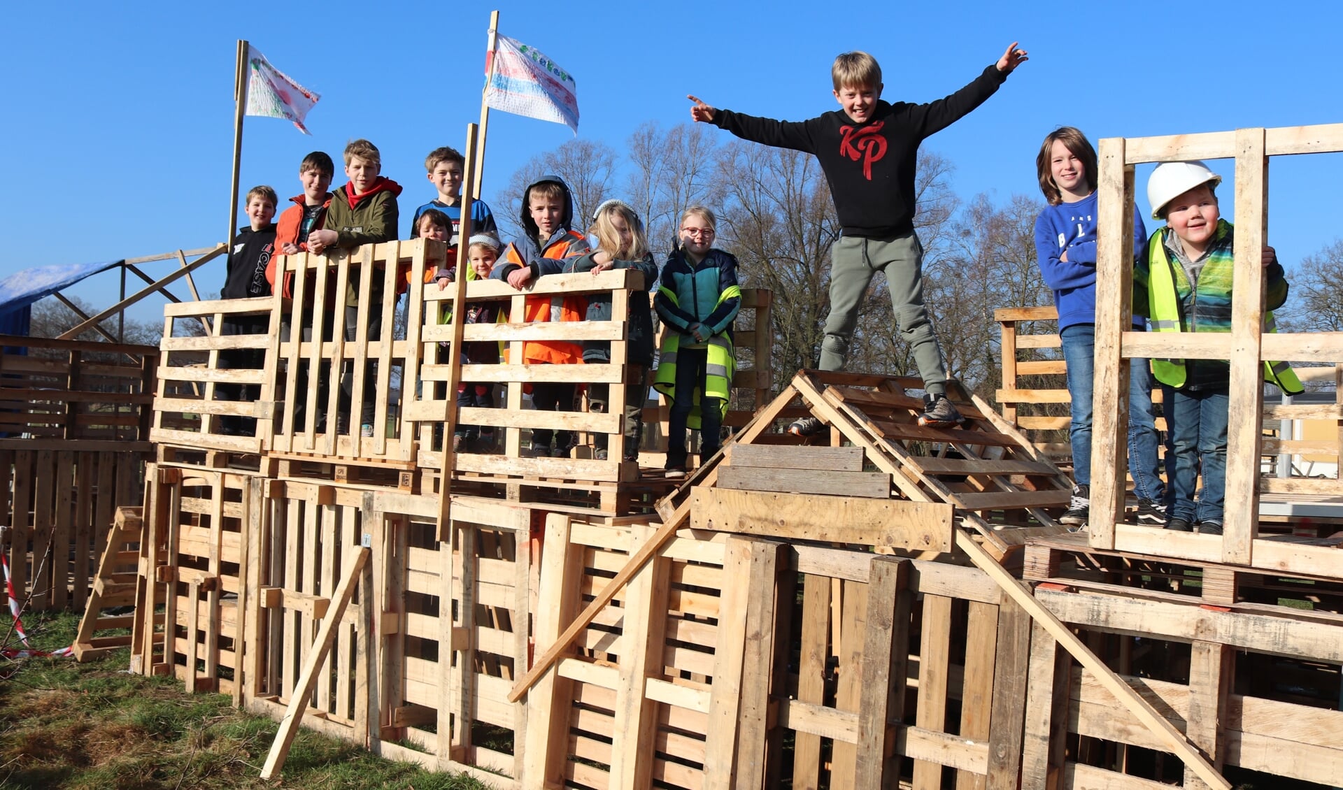 De kinderen zijn maar wat trots op hun bouwproject. Foto: Arjen Dieperink