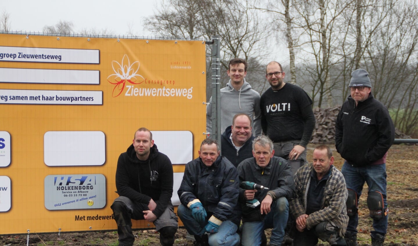 De bouwers van corsogroep Zieuwentseweg bouwen nieuwe locatie. Foto: Jos Betting
