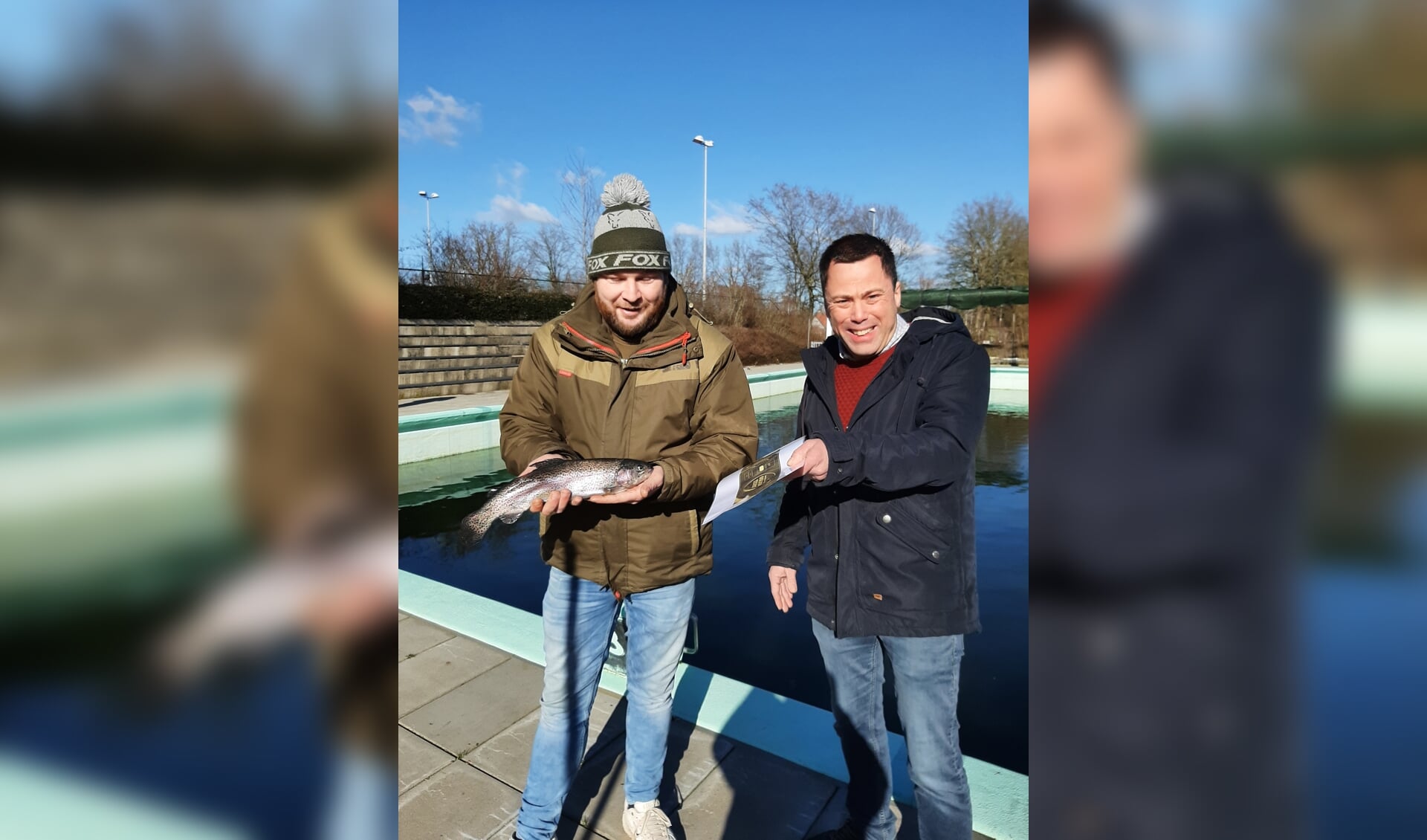 Uit  handen van Bas Bernauer van Stichting Zwembad Ruurlo ontving Kevin Bats de 'Gouden ticket'. Foto: PR. 