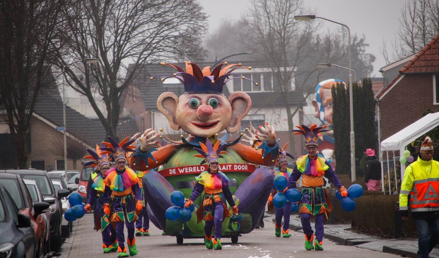 De wereld draait door, ook in de optocht in Didam. Foto: Ludmila Berendsen