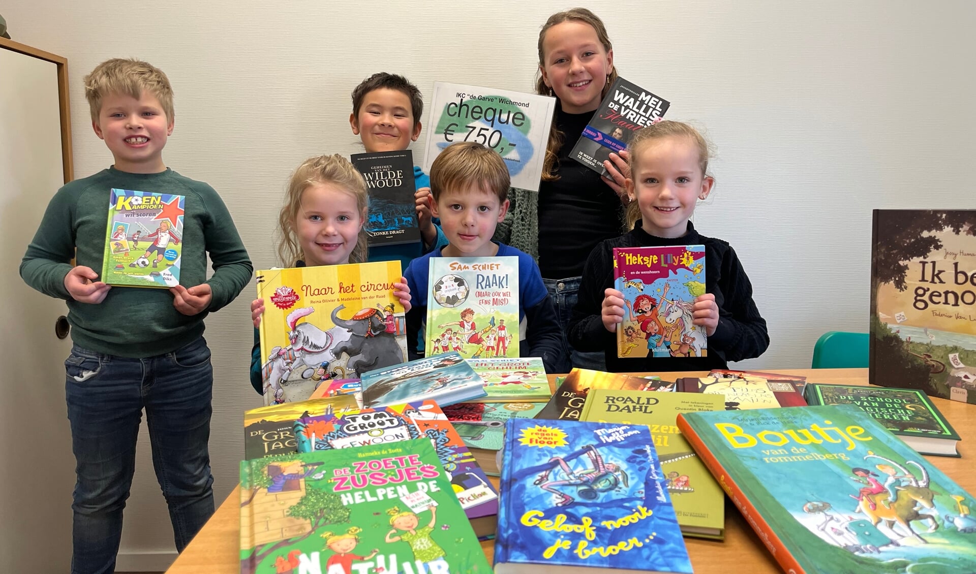 Kinderen van De Garve zijn blij met de nieuwe boeken. Foto: PR