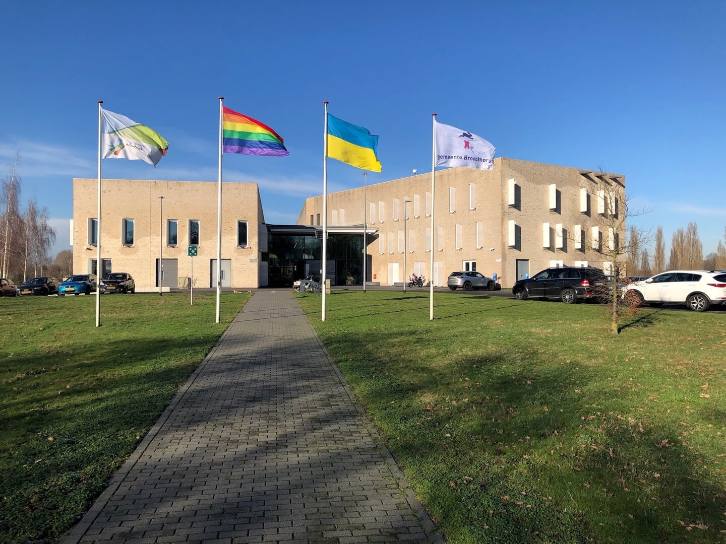 De vlaggen bij het gemeentehuis van Bronckhorst in Hengelo. Foto: Annelies van der Veer