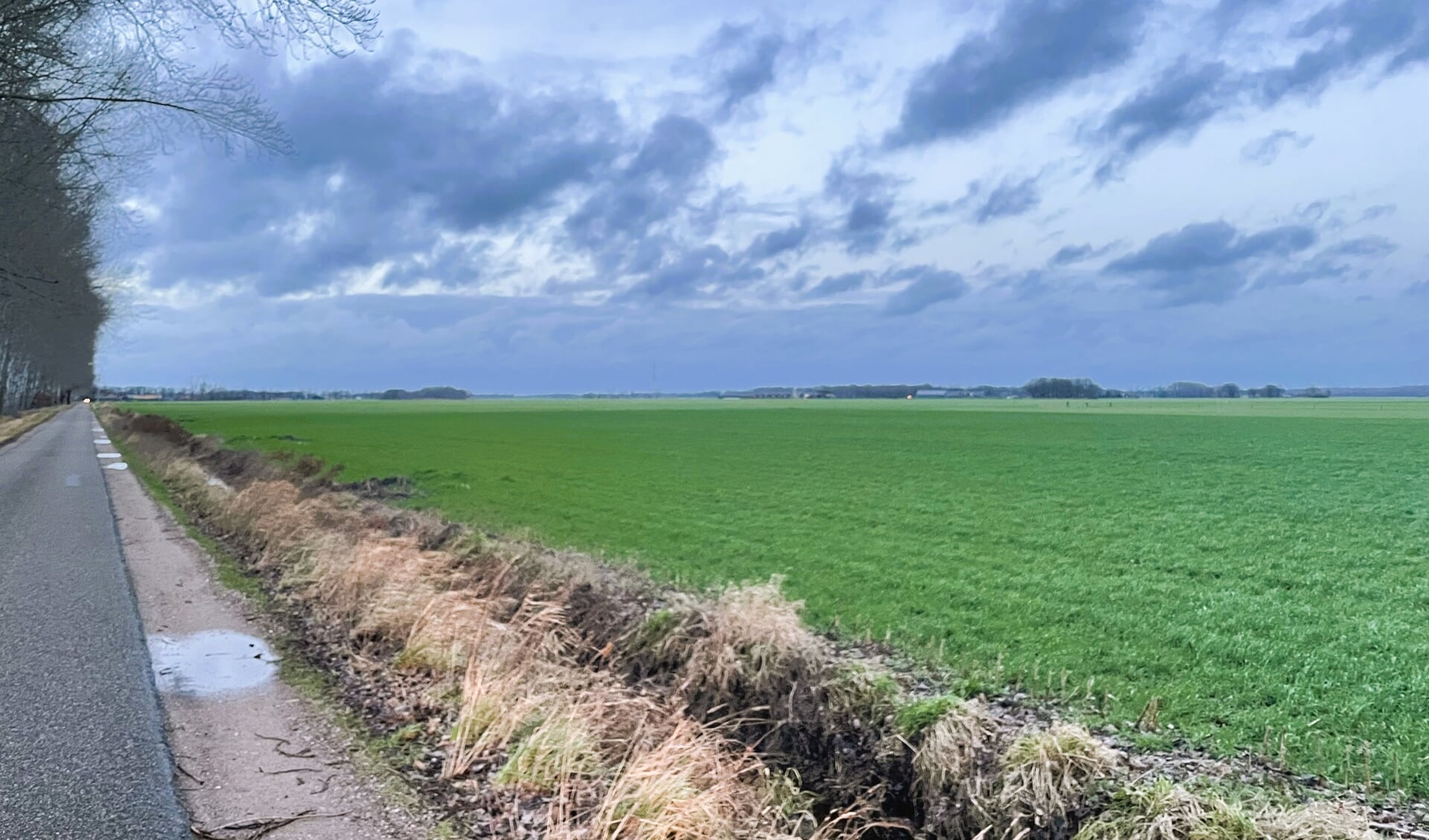 Rechts ligt het zoekgebied voor de windturbines. Links in beeld loopt de Papenslagweg. Foto: Henri Bruntink