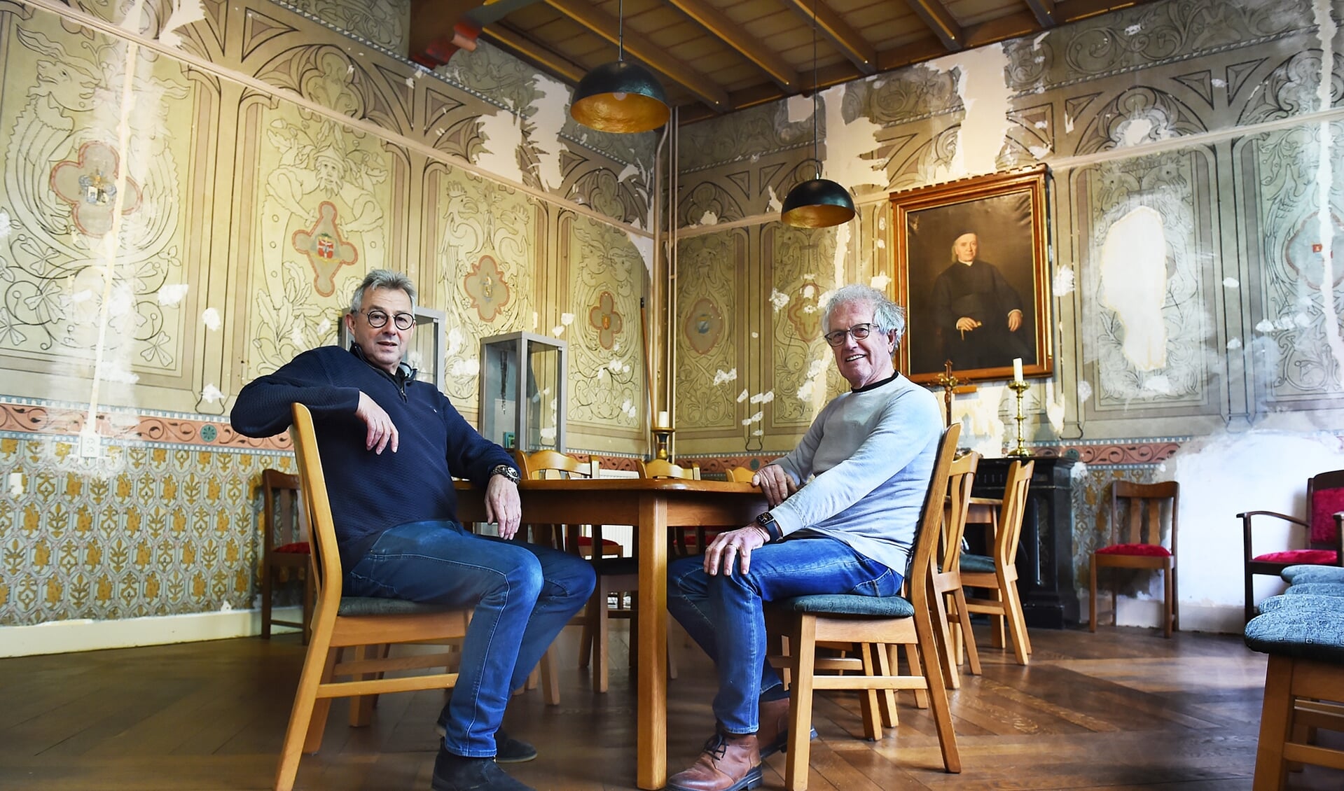 Hans Arentzen (l) en Joop Helmink bij de muurschildering in de kerkpastorie in Gaanderen. Foto: Roel Kleinpenning