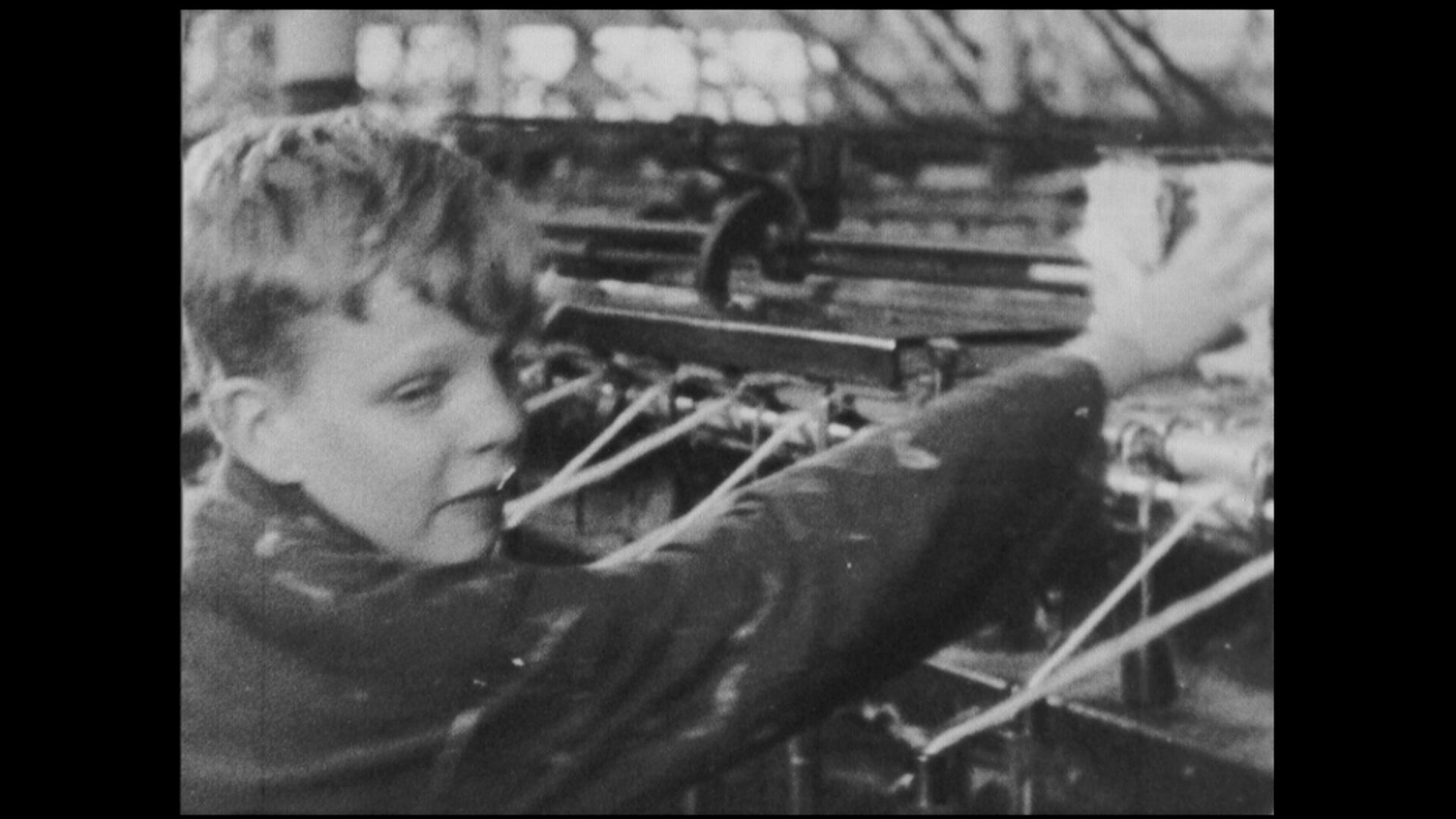 Een jongetje aan het werk in de textielindustrie. Foto: Ilona van Genderen Stort