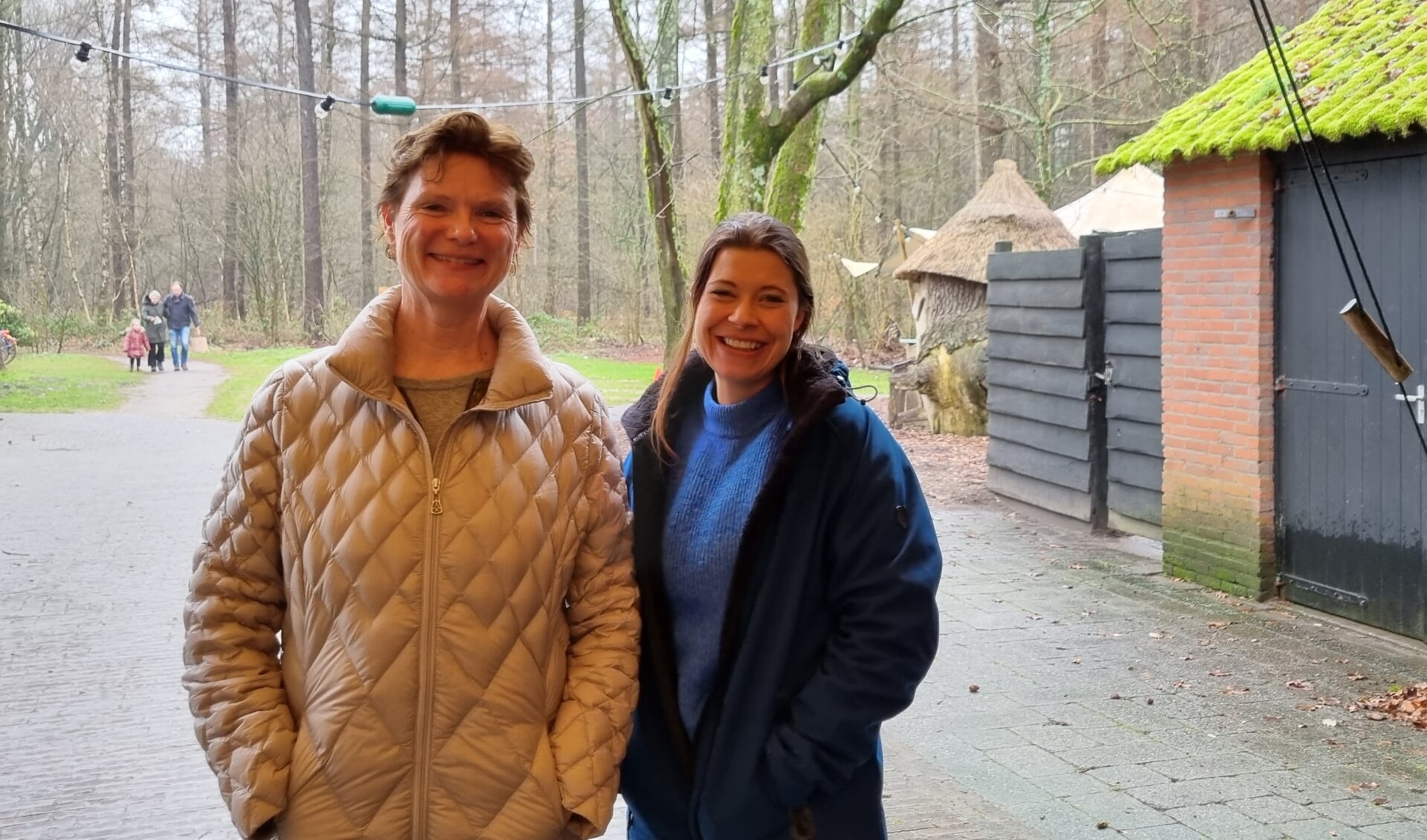 Tweede Kamerlid GroenLinks Lisa Westerveld (r) en lijsttrekker en fractievoorzitter Charlotte de Roo van GroenLinks Gelderland tijdens hun OV-tour door de Achterhoek. Foto: Rob Weeber
