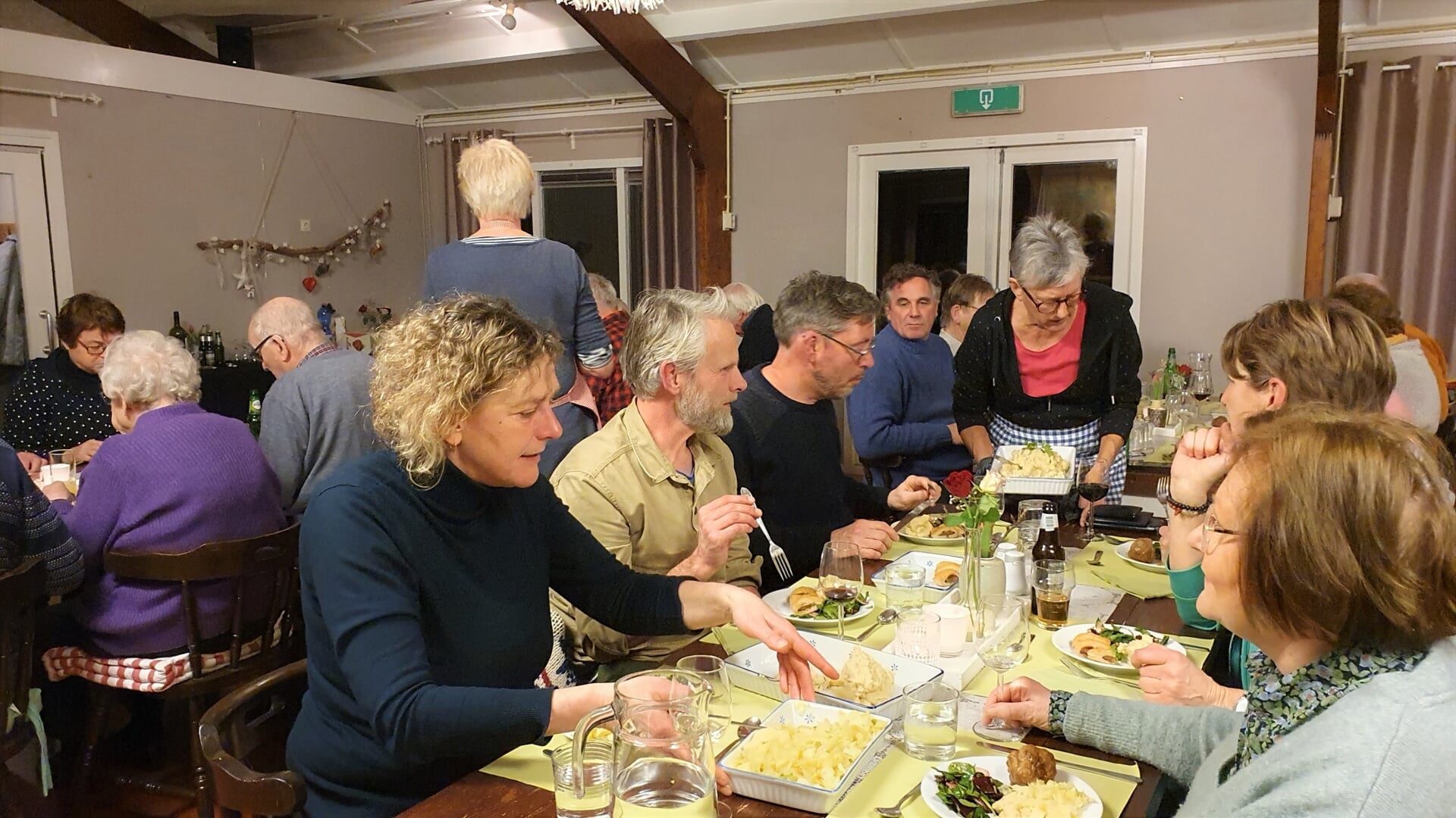 Met dorpsgenoten samen aan tafel gezellig eten in een ongedwongen sfeer, dat is het idee van de Dorpskeuken van Baak. Foto: Alice Rouwhorst