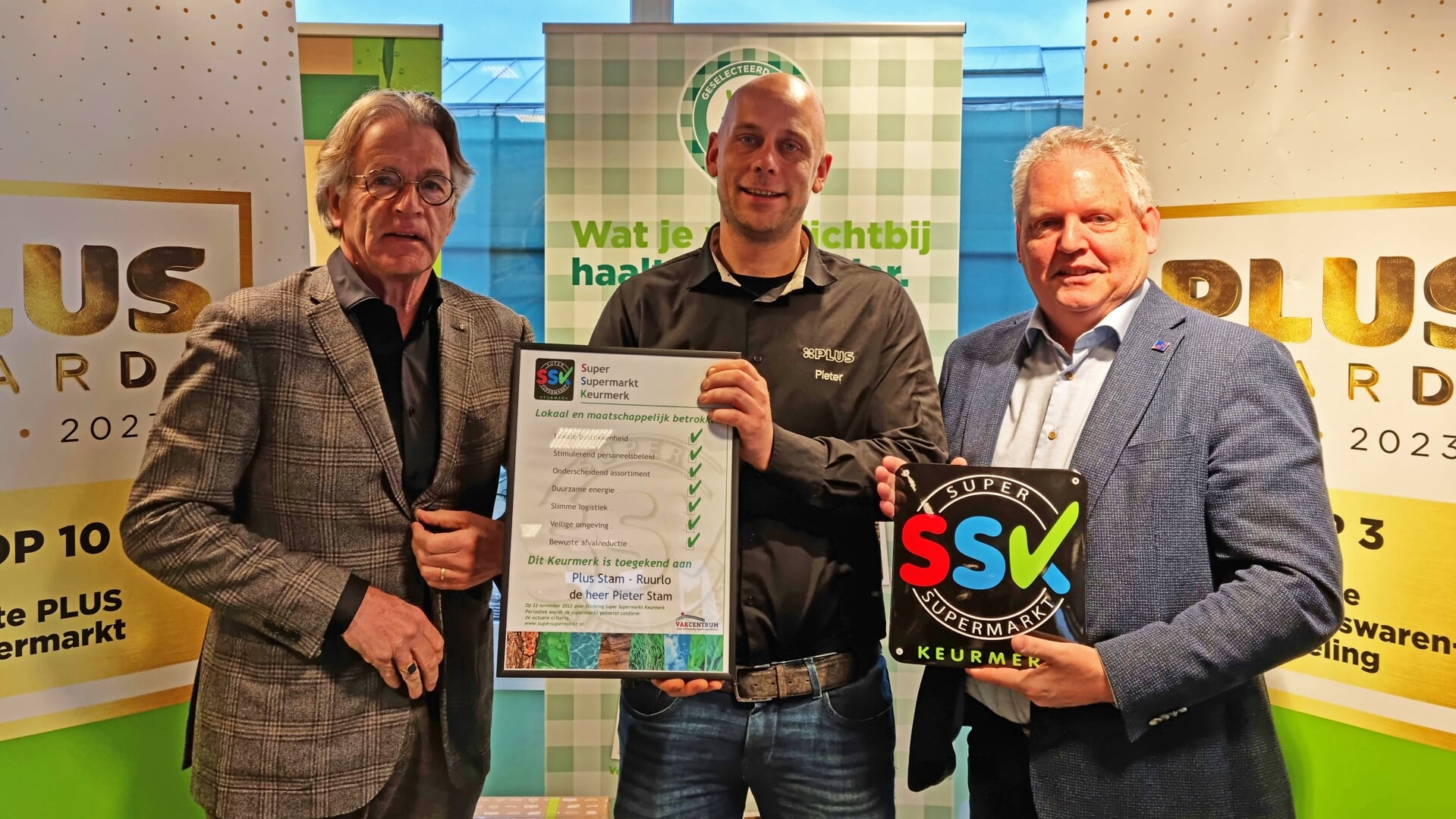 Plus Stam ondernemer Pieter Stam ontvangt het SSK certificaat, geflankeerd door voorzitter vakcentrale Harrie ten Have en wethouder Hans van der Noordt. Foto: Rob Weeber
