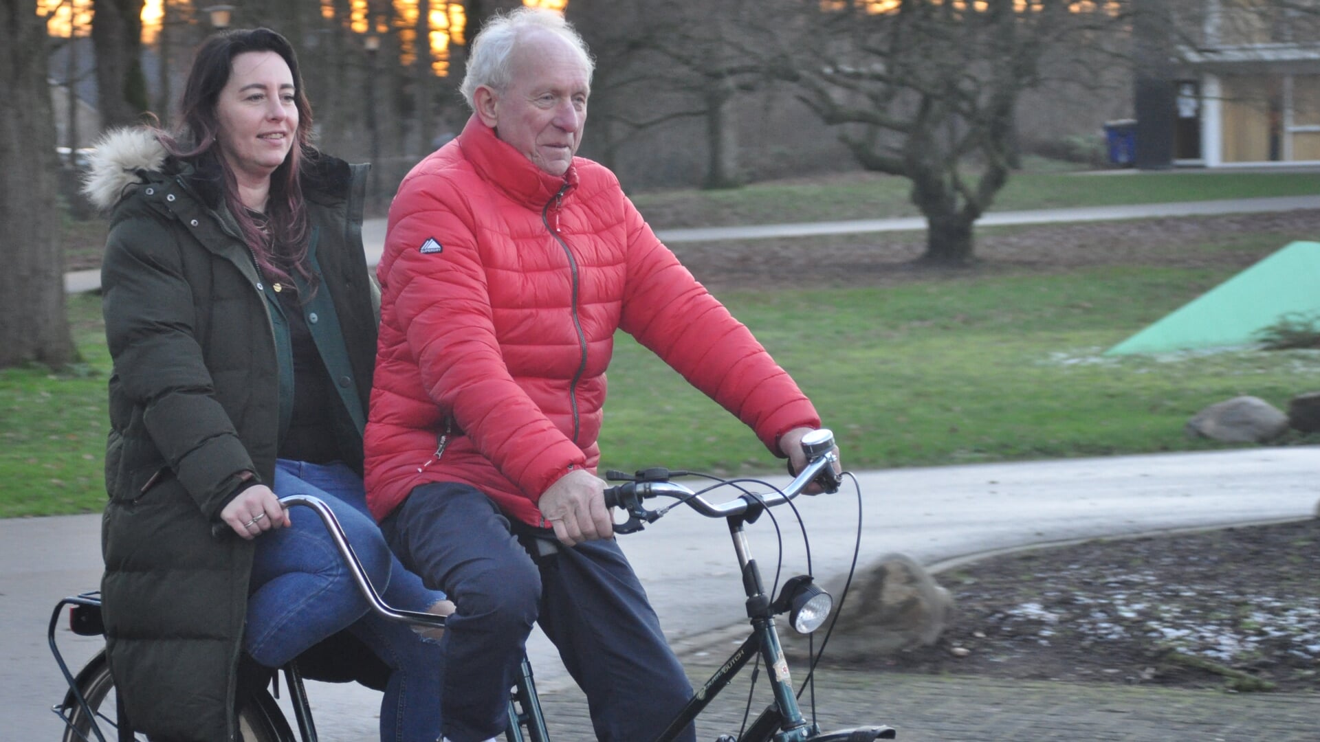 Dick van Slooten en Anne Geerken van het COA maken een eerste proefrit met een van de tandems. Foto: PR