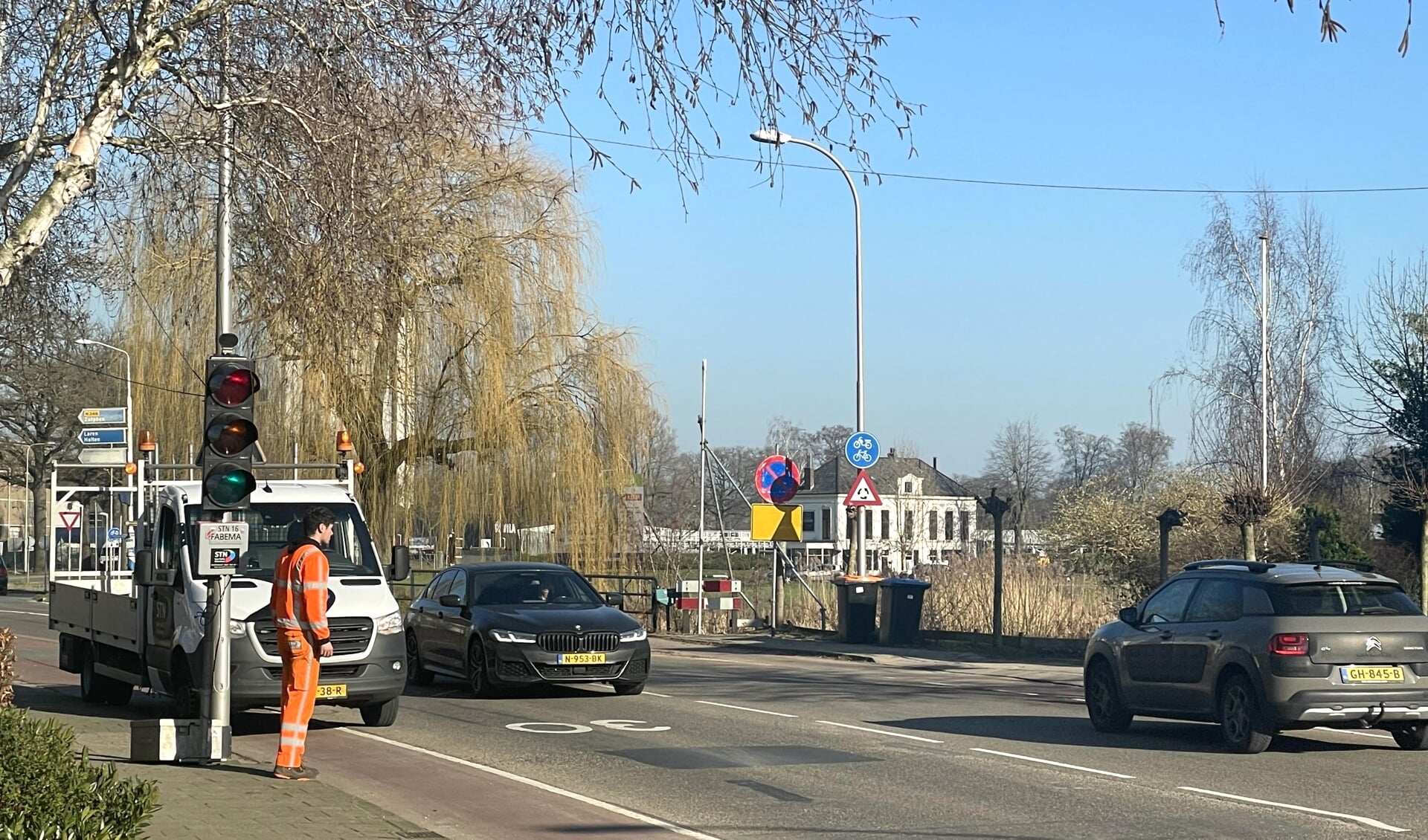 De verkeerslichten op de Reudinkbrug, die dinsdag al even buiten werking waren, verdwijnen woensdag helemaal. Foto: Henri Bruntink