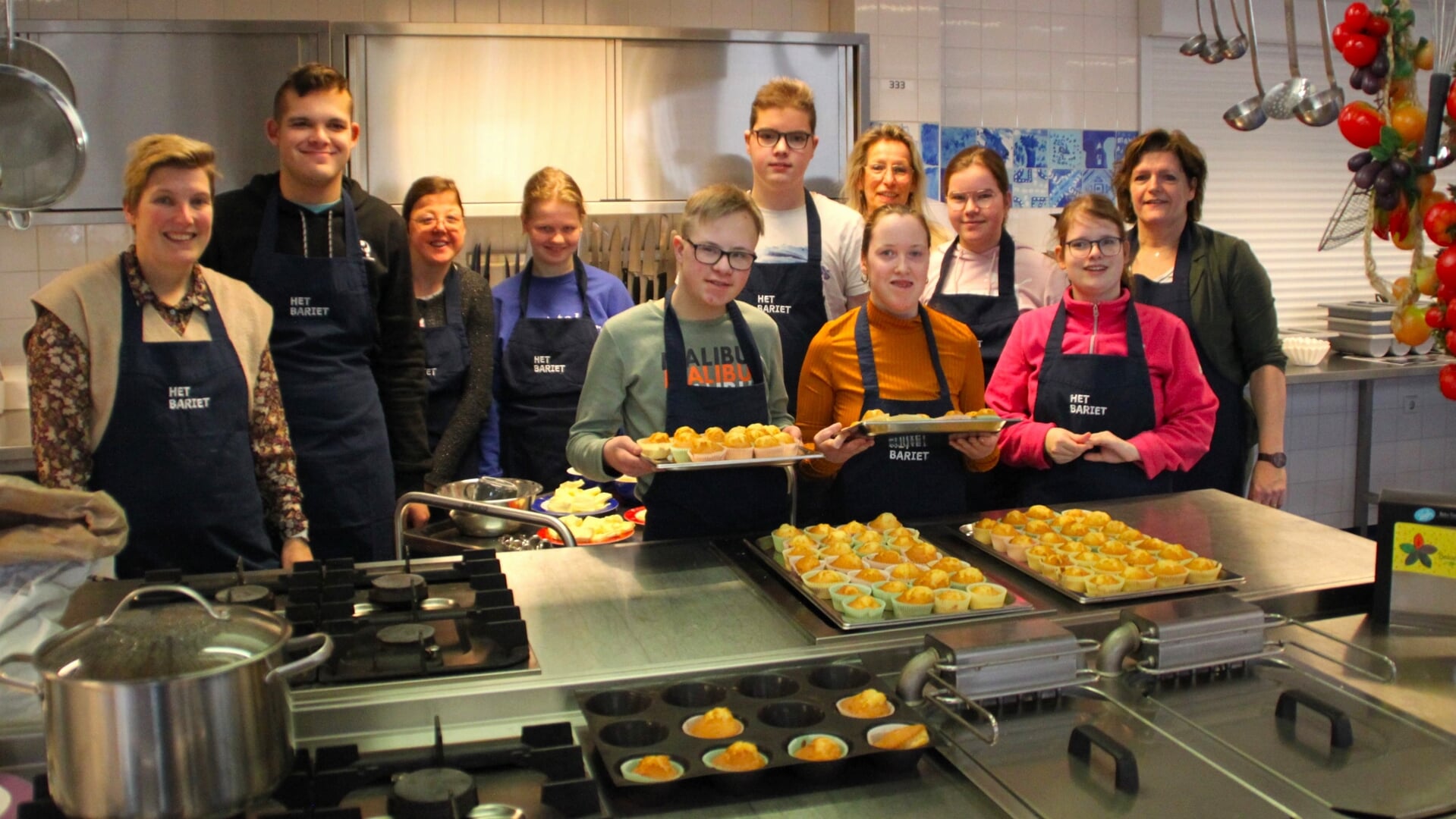 Leerlingen van Het Bariet bakken cupcakes voor project 'Turkije'. Foto: Jos Betting