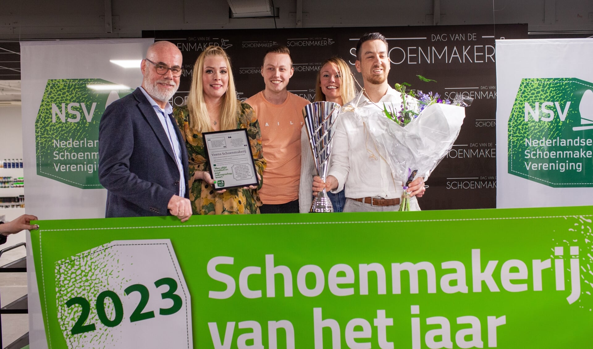 De trotse Doetinchemse winnaars van de verkiezing 'Schoenmakerij van het Jaar 2023'. Foto: Loek Buter