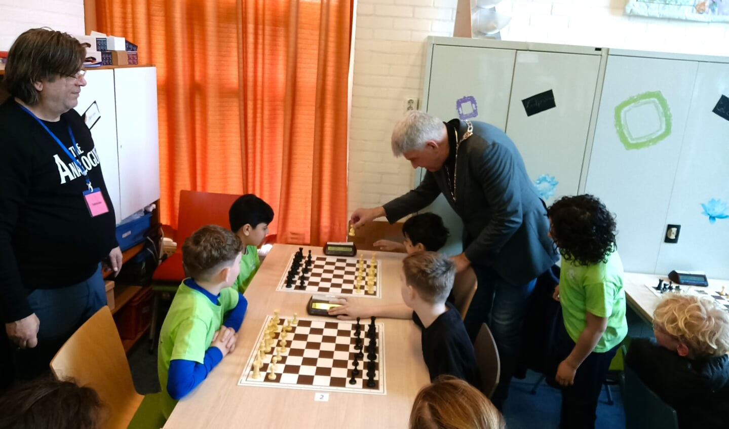 Waarnemend burgemeester Wimar Jaeger verricht een openingszet tijdens het 38ste Zutphens Schoolschaakkampioenschap voor basisscholen. Foto: Rudi Hofman  