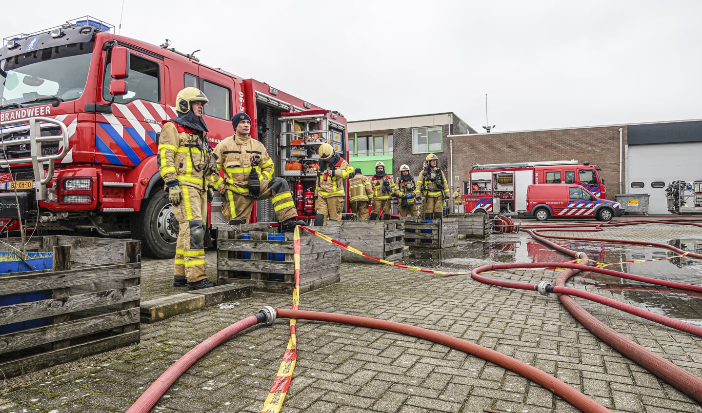 Brandweerlieden waren donderdag nog volop bezig met nablussen, maar het pand van papierbedrijf PMS aan de Zelhemseweg in Hengelo ging bij de hevige brand volledig verloren. Foto: Luuk Stam