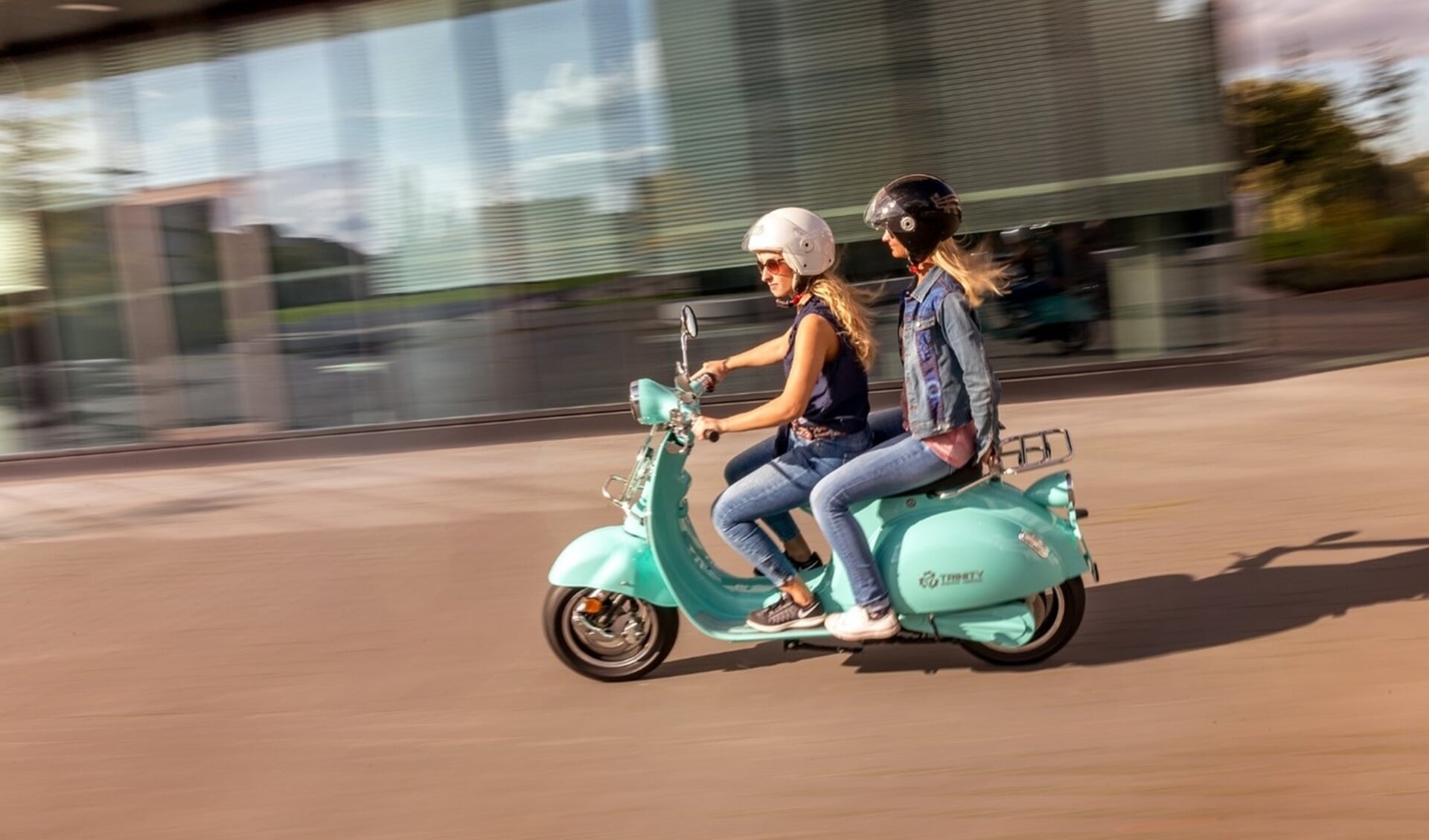 https://pixabay.com/photos/electric-scooter-e-scooter-scooter-4986729/