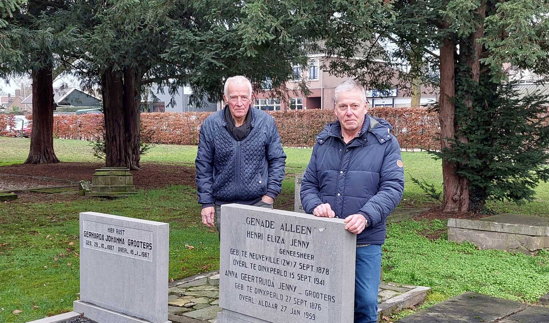 Vrijwilligers Theo Wisman (links) en Henk Westerhof bij het graf van dokter Jenny. Foto: Jody Rexwinkel
