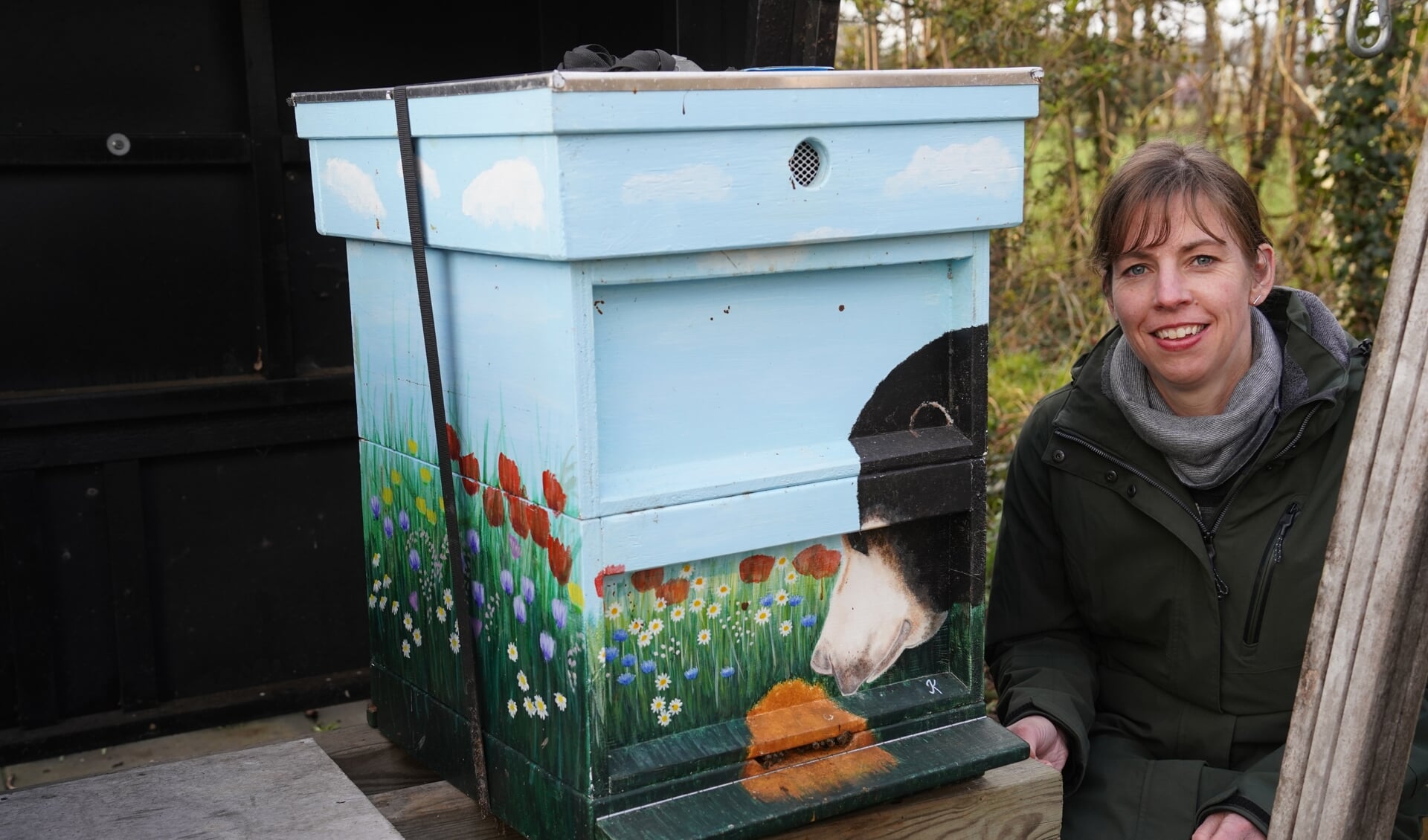 Jolanda bij haar bijenkast. Foto: Frank Vinkenvleugel