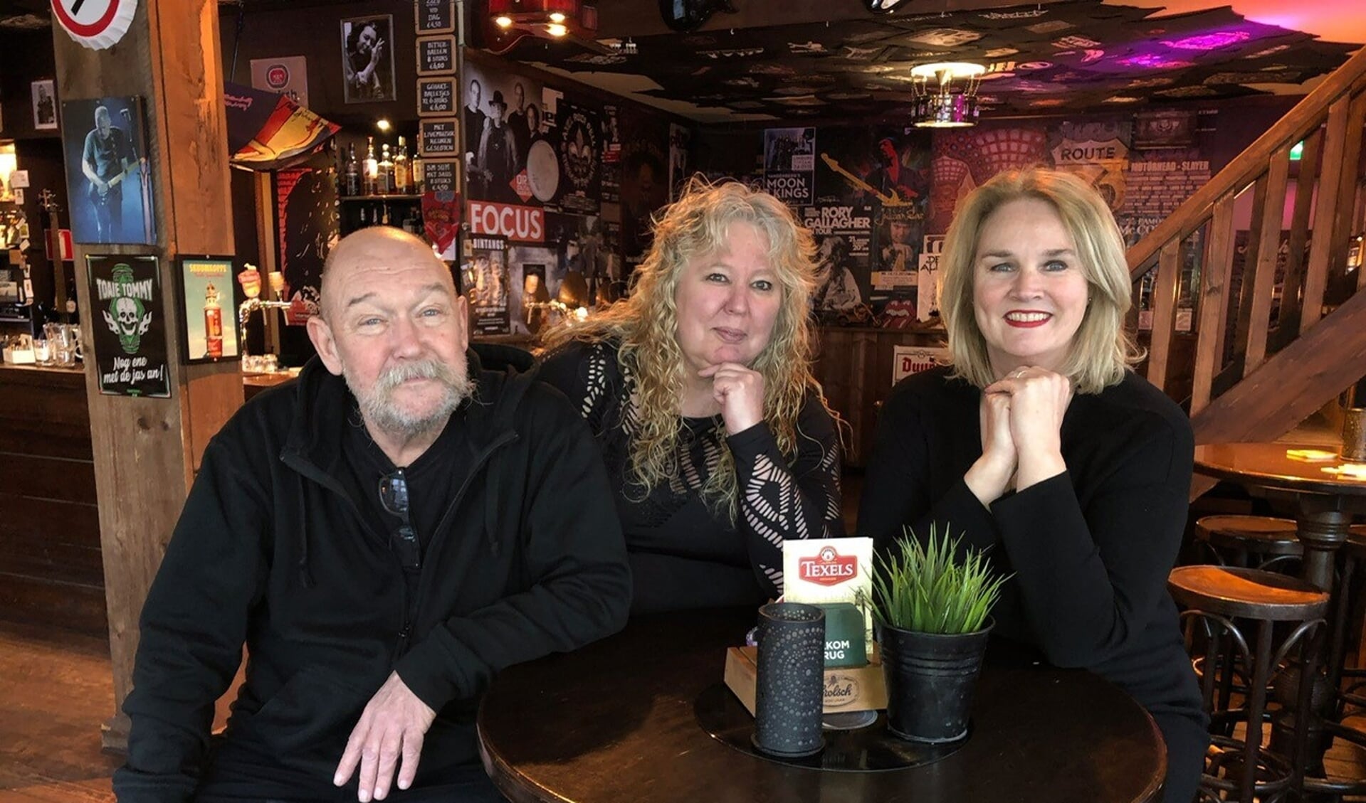 Roland en Marion van Wijk organiseren samen met Getty Schepers (rechts) van Dating Oost een viertal singles-avonden. Foto: Rockcafé Taste