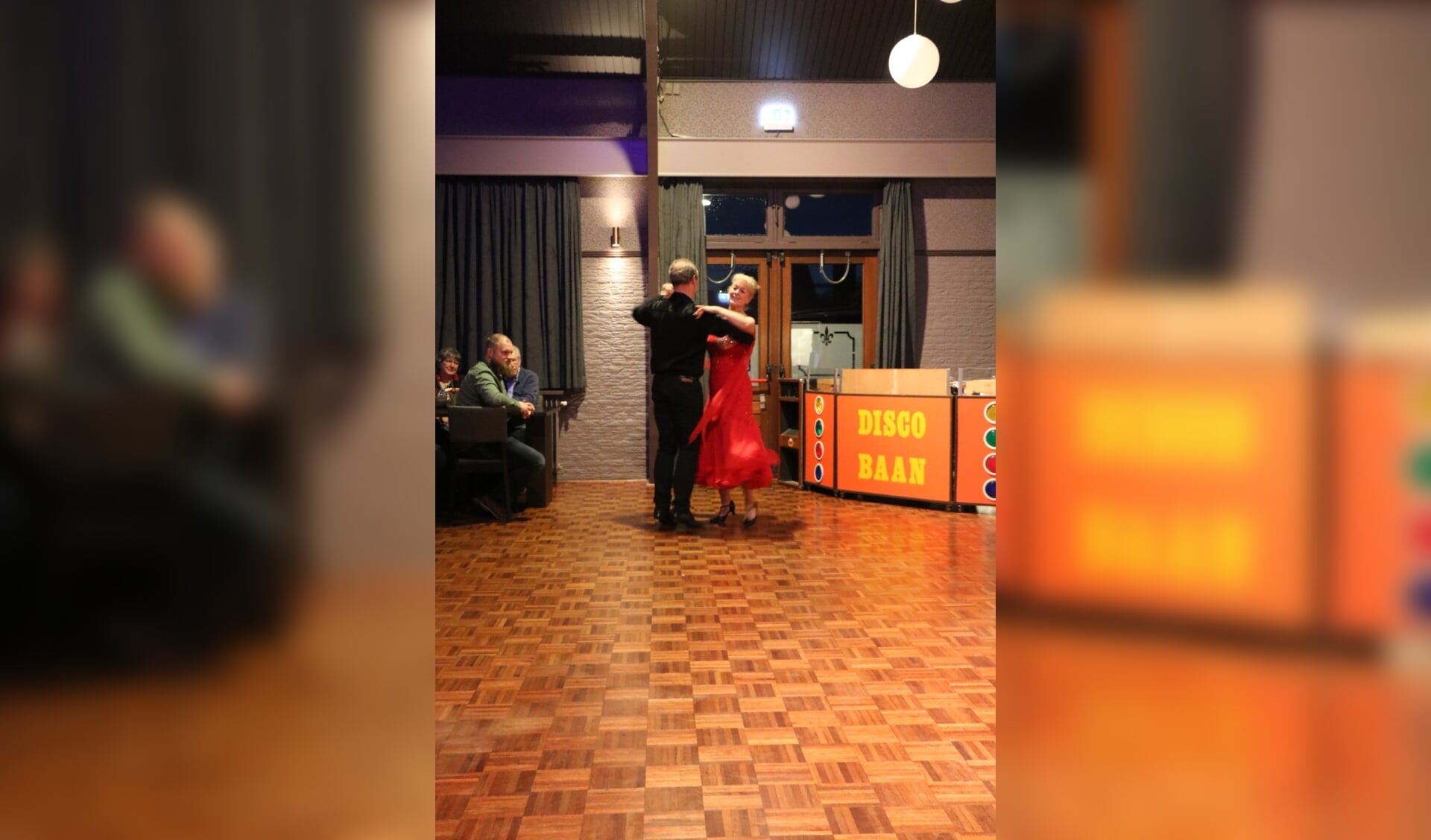 Het was disco- maar ook stijldansen op de feestavond van het 130-jarige Amicitia in Geesteren. Foto: Achterhoek Foto/Henk Oltvoort