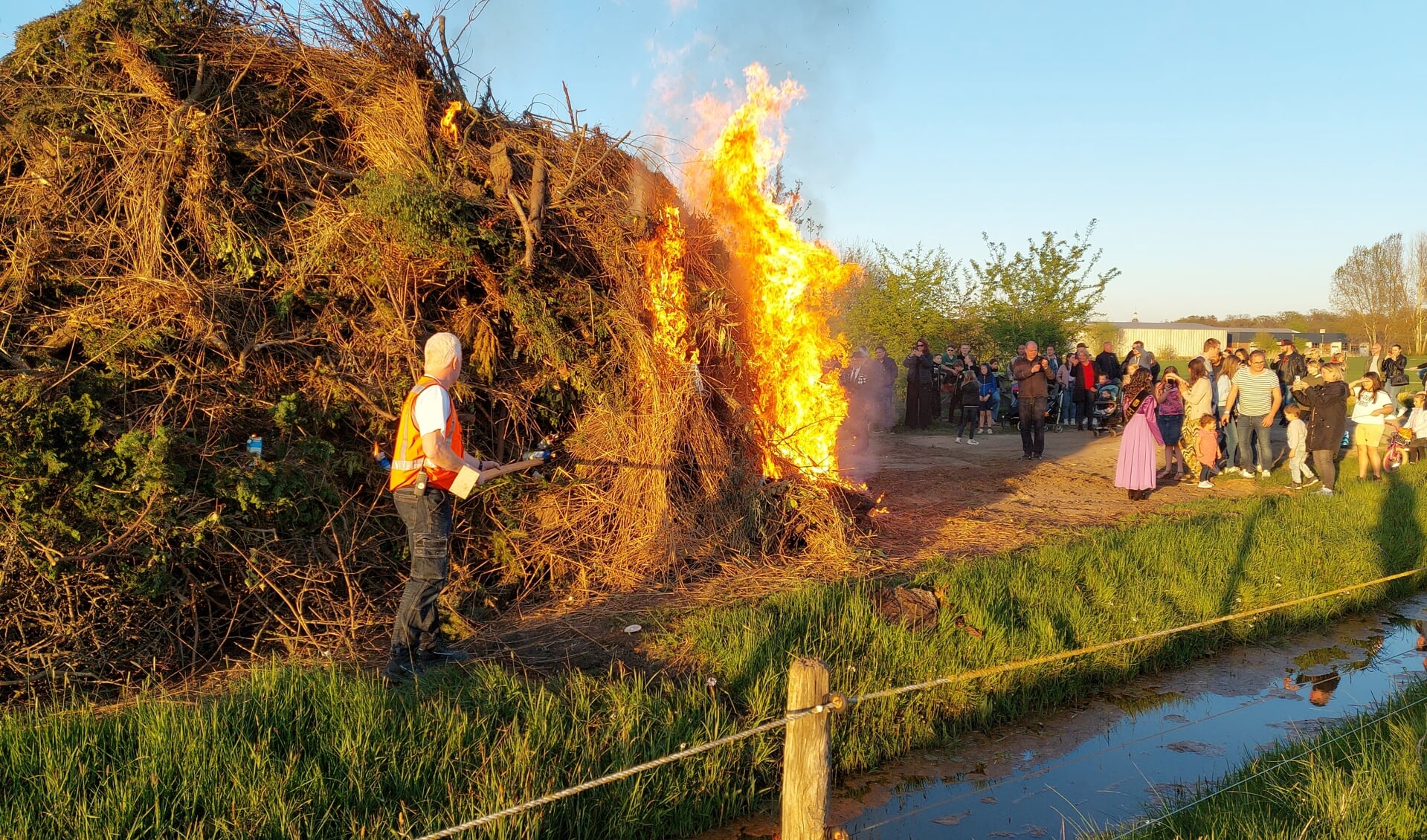 Het paasvuur in Etten is elk jaar een groot feest. Foto: PR