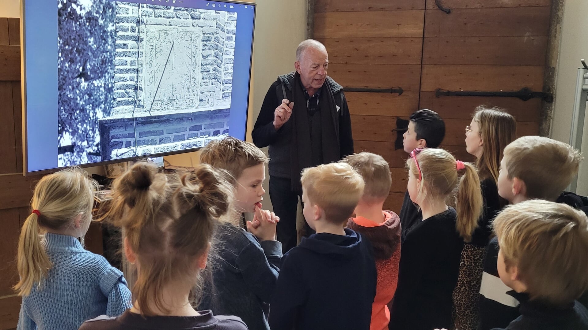 De leerlingen van IKC het Sterrenpalet luisteren aandachtig naar de uitleg in De Oude Mattheüs. Foto: PR