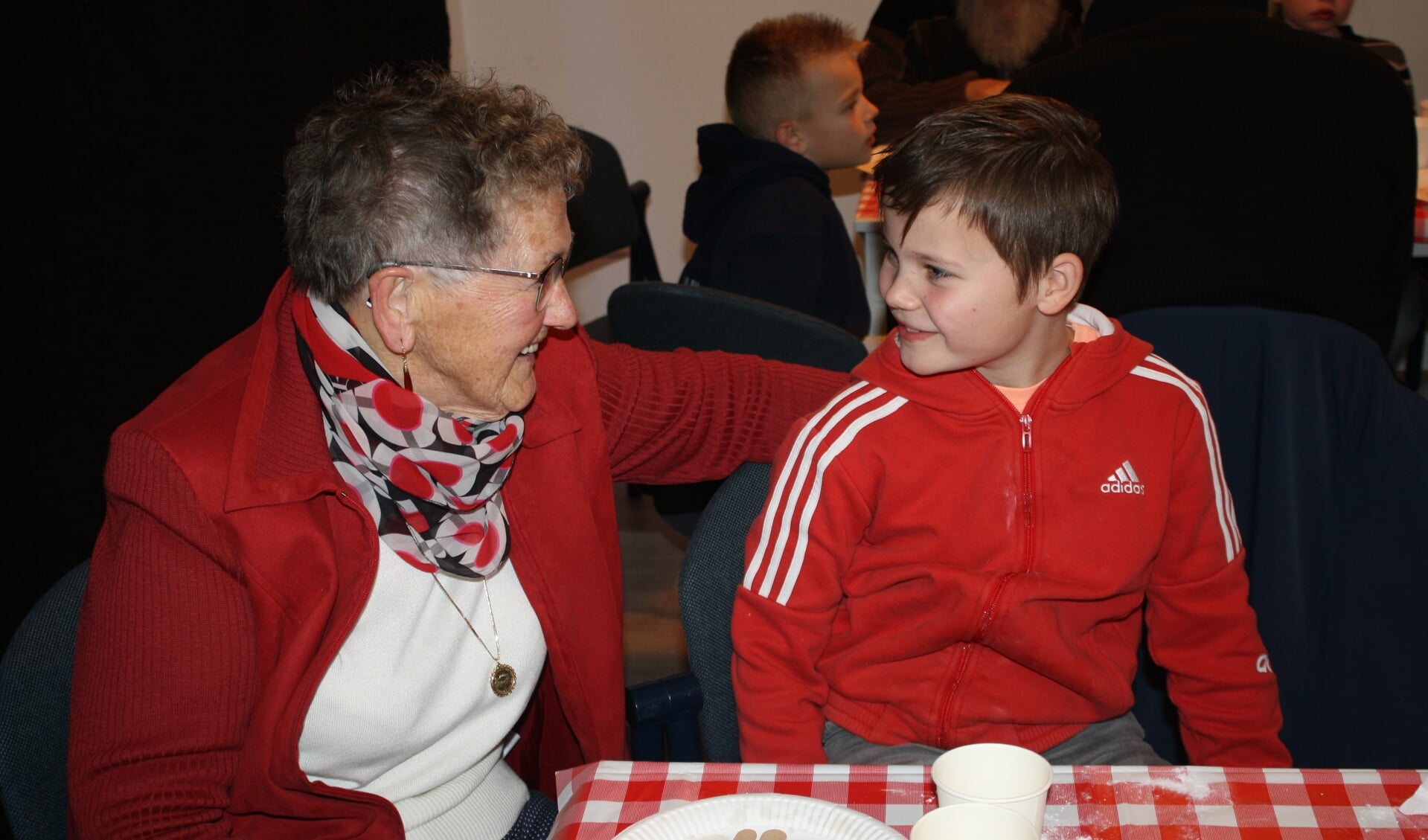Kian (7) had zijn negentigjarige overgrootmoeder Janna Hondorp uitgenodigd voor de pannenkoekendag in Dorpshoes Gelster. Foto’s: Judith Hondorp