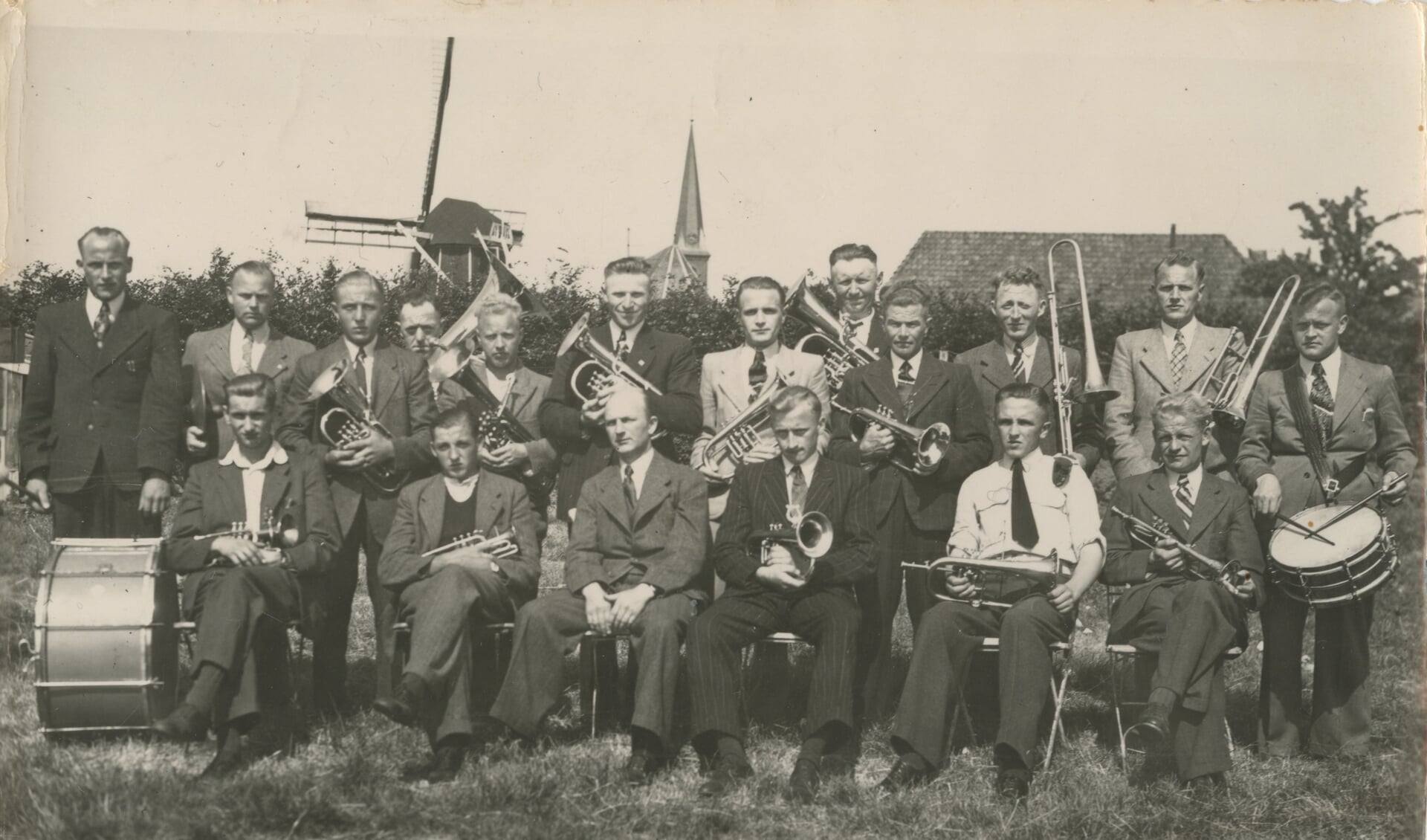 Foto uit 1949 (1 jaar na de oprichting) met op 3de van links op de voorste rij zonder instrument Allie Hahné. Foto: archief muziekvereniging Antonius