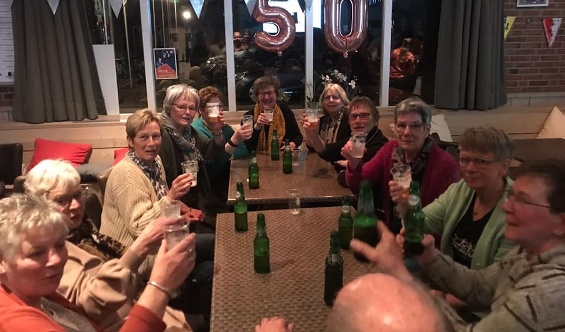 DEO-dames van het eerste uur proosten op 50-jarig jubileum. Foto: PR 