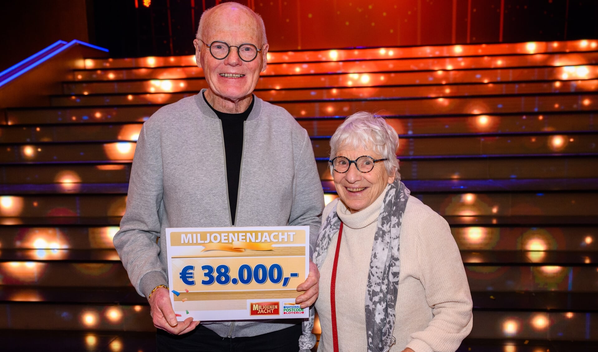 Gerrit uit Ruurlo (met zijn vrouw Bep) viel in de prijzen; op de tribune bij Miljoenenjacht won hij 38.000 euro. Foto: Roy Beusker