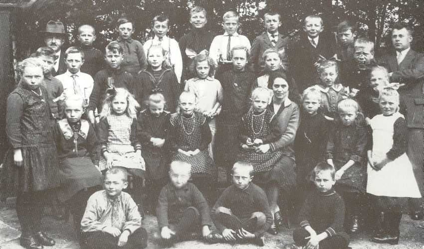 Groepsfoto van een klas van de Koekoekschool in Ruurlo; rechts van het midden juffrouw de Vries. Foto: PR