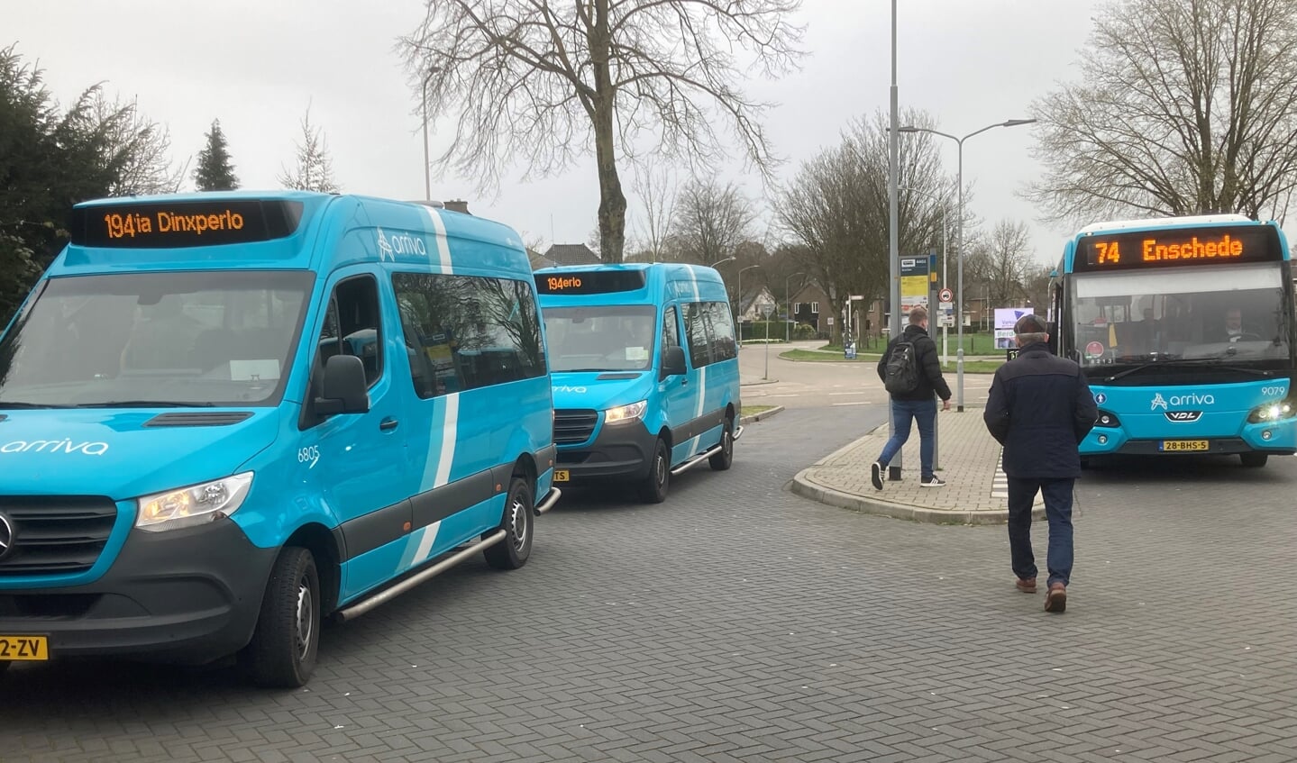 Chauffeur Klaar Oldenhave komt van Halle en biedt bij station Varsseveld aansluiting op de bus naar Enschede, net als collega Nico Huntink die vanaf Dinxperlo kwam. Foto: Mirjam Rensink